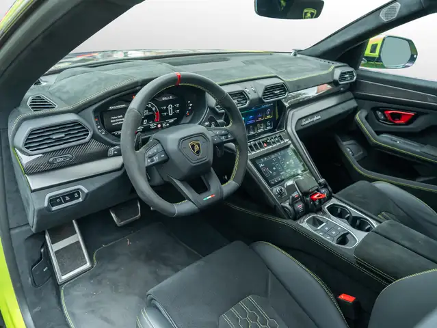 Lamborghini Urus view 7