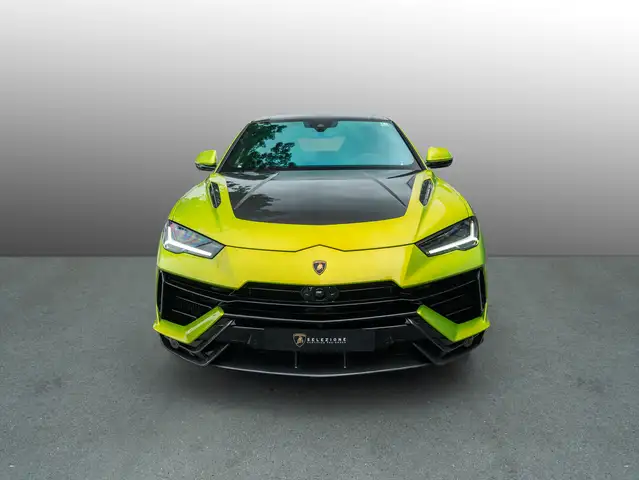 Lamborghini Urus view 5
