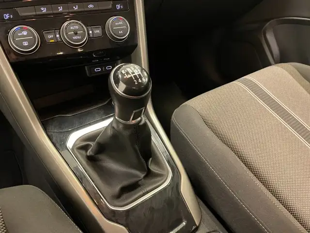 Volkswagen T-Roc view 9