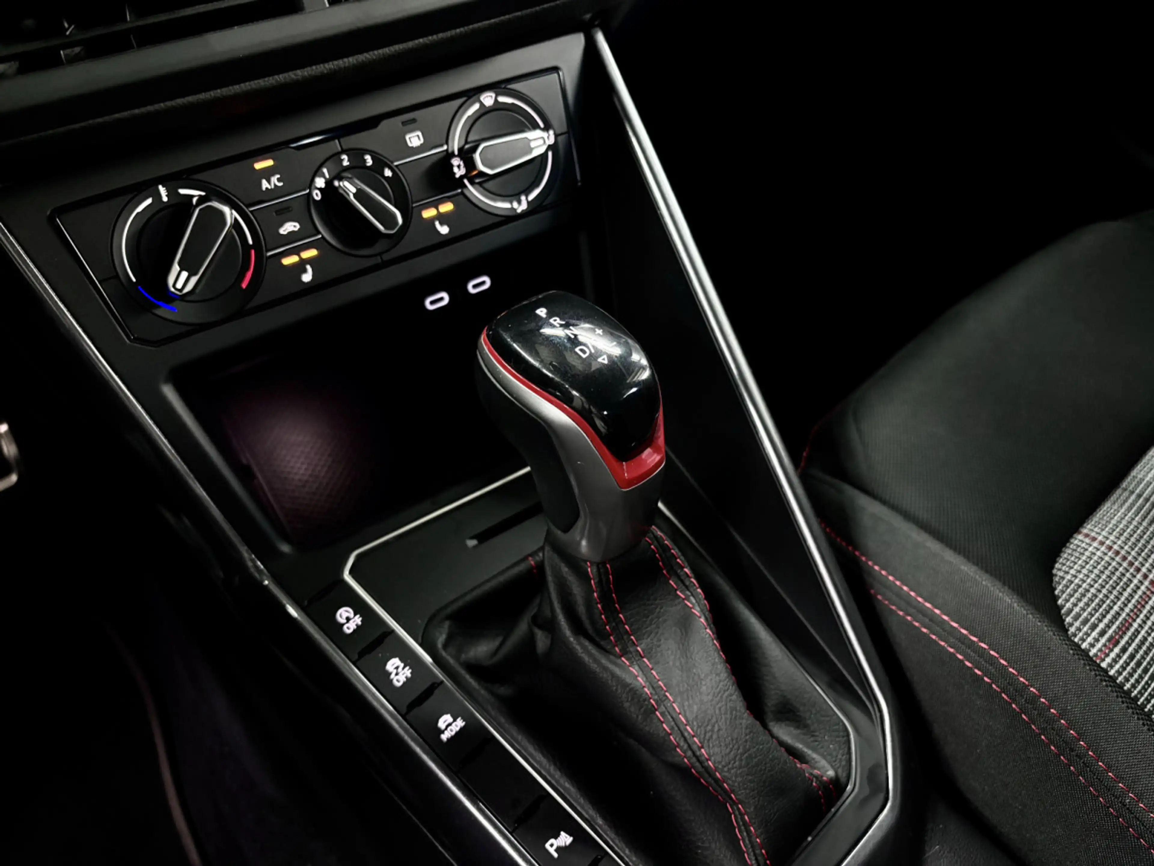 Volkswagen Polo GTI 2.0 TSI 207 CV DSG7 * MATRIX * CARPLAY * — photo 12