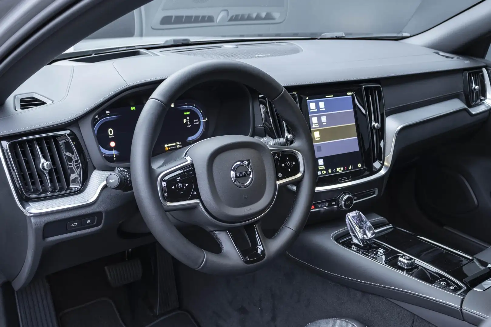 Volvo V60 T6 Plug-in hybrid AWD Ultra Dark | 360º camera | H Zilver - 2