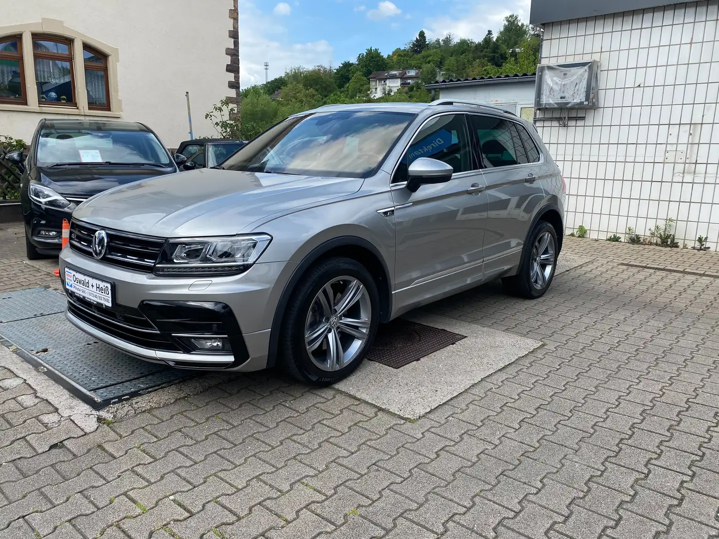 Volkswagen Tiguan Highline 4Motion *R-LINE*AHK*Panorama* Gris - 1
