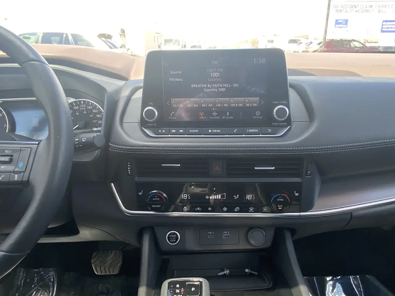 Nissan Rogue снимка Nissan Rogue