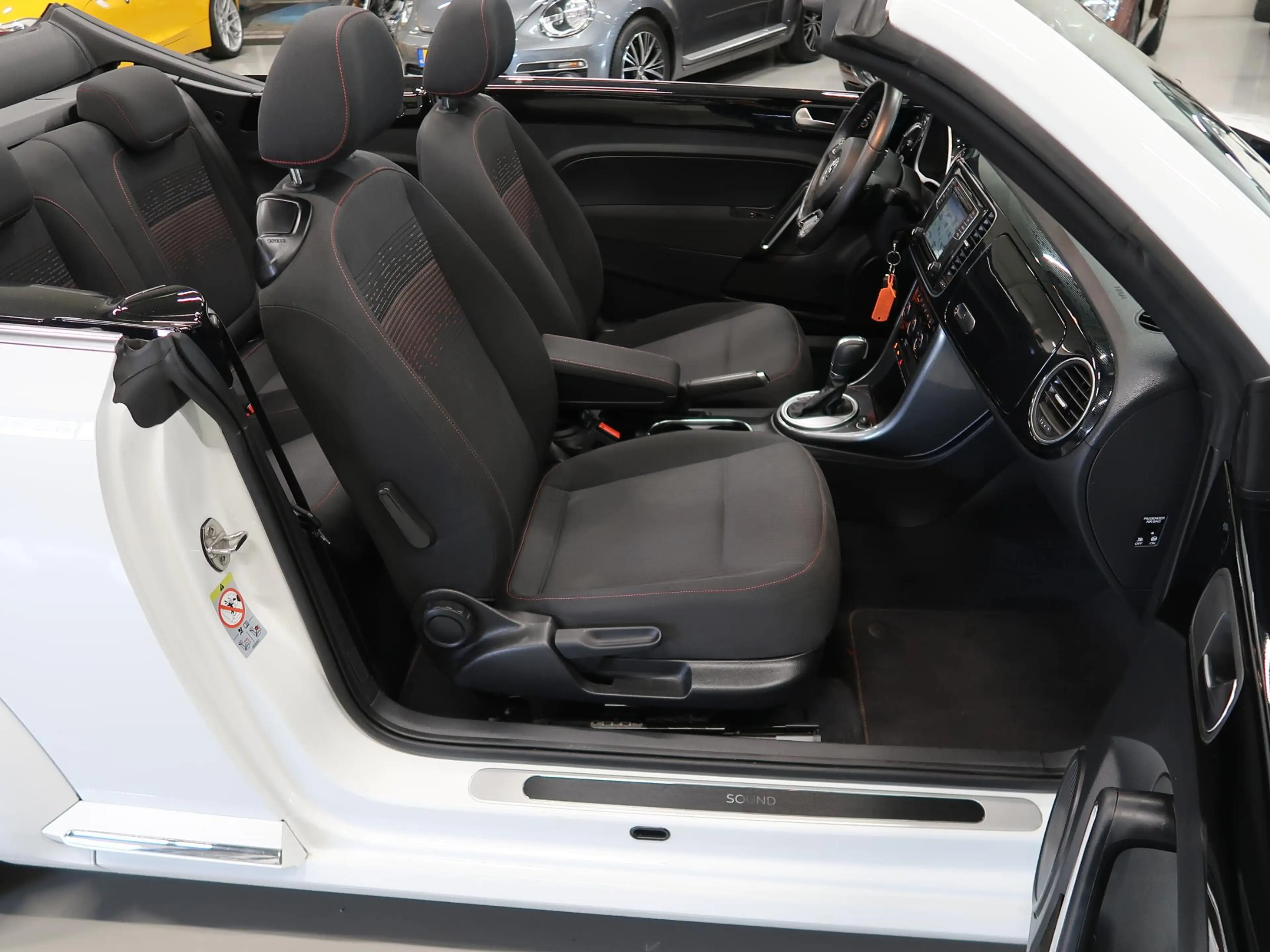 Volkswagen Beetle 1.2 TSI Sound Automaat Navigatie Airco-ecc App con — photo 37
