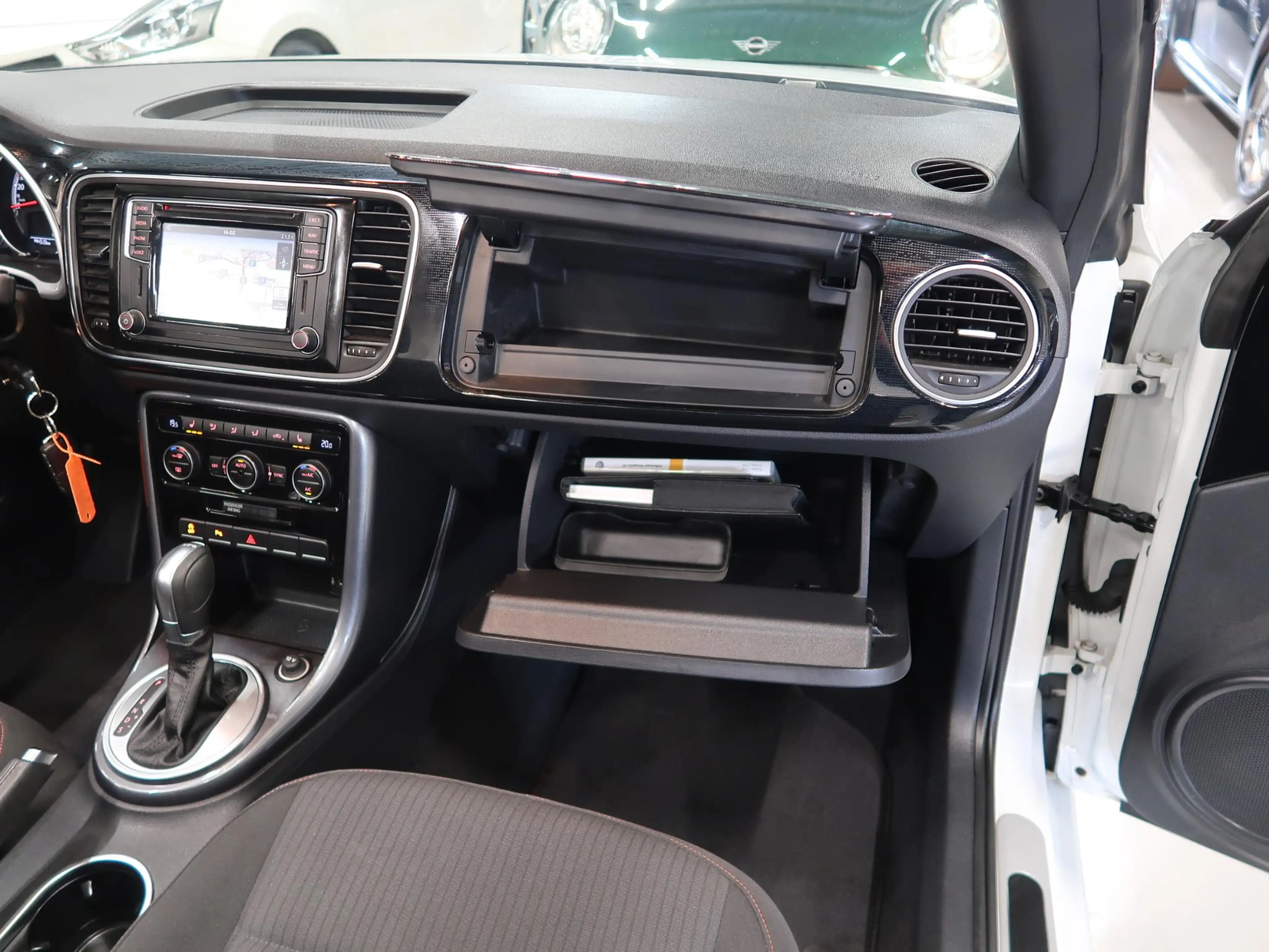 Volkswagen Beetle 1.2 TSI Sound Automaat Navigatie Airco-ecc App con — photo 40