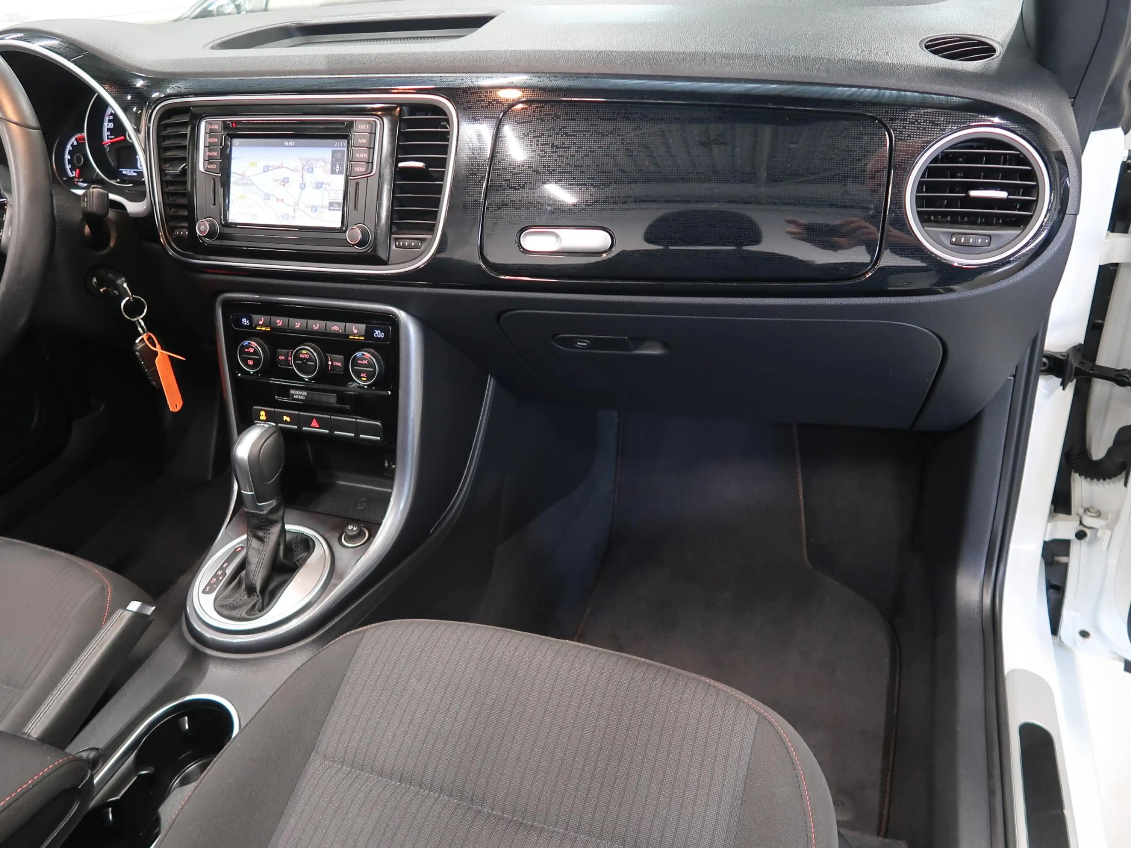 Volkswagen Beetle 1.2 TSI Sound Automaat Navigatie Airco-ecc App con — photo 39
