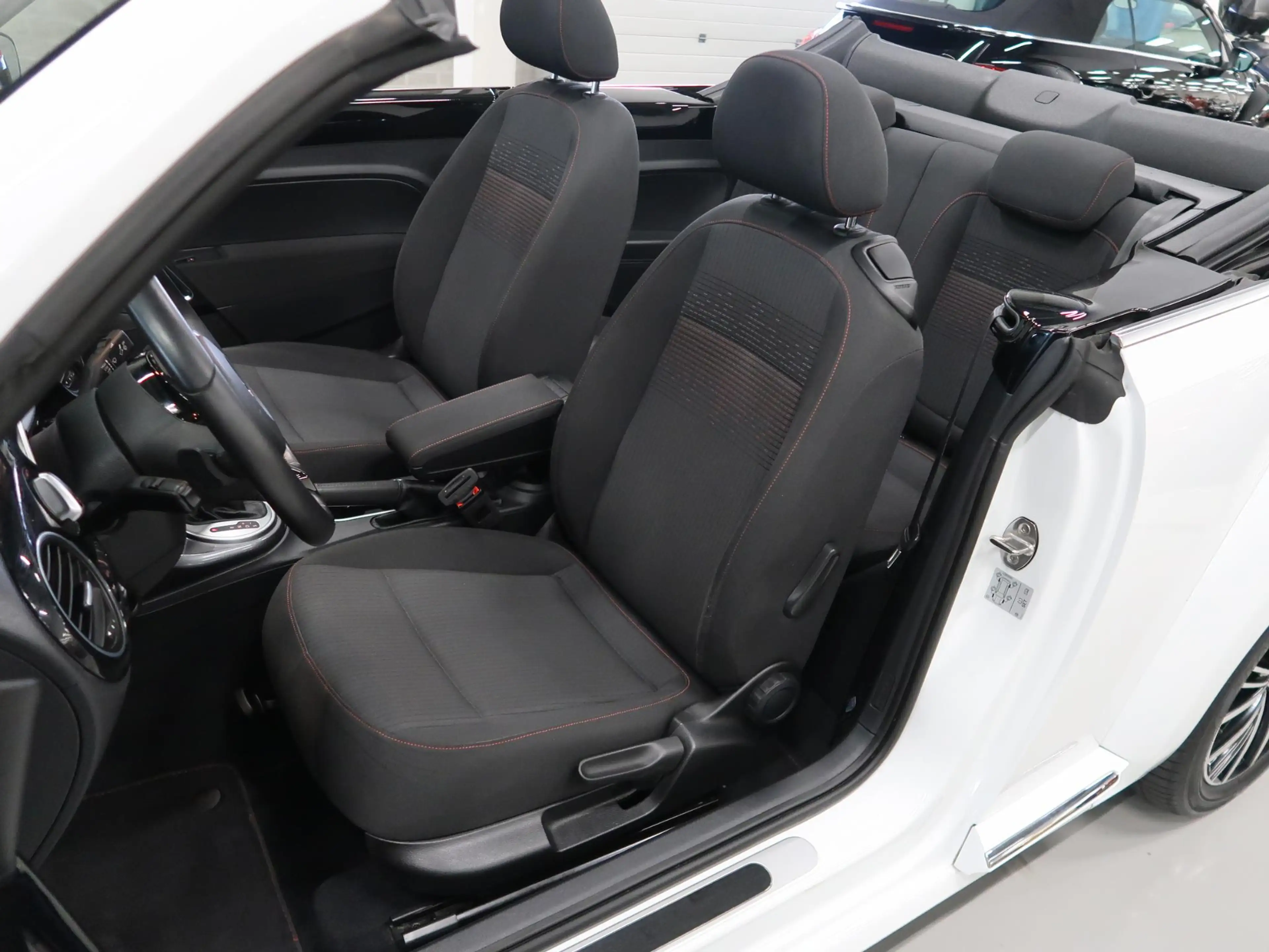 Volkswagen Beetle 1.2 TSI Sound Automaat Navigatie Airco-ecc App con — photo 15