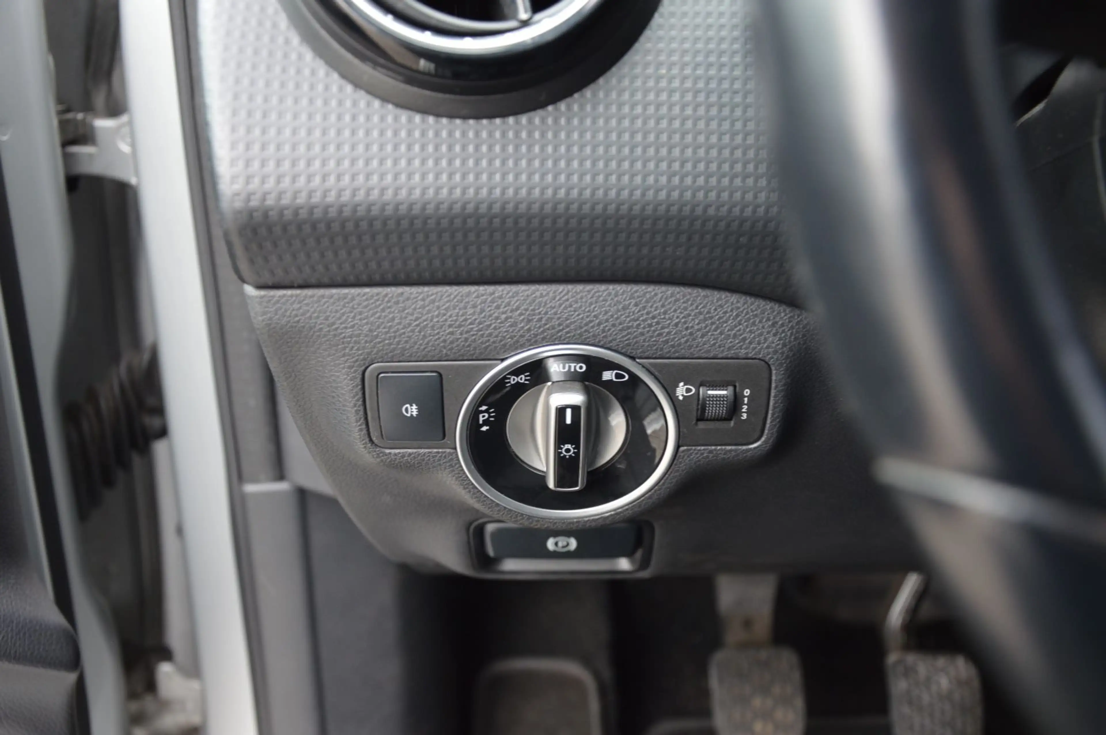 Mercedes-Benz A 180 *STYLE*NAVI*ANDROID-DISPLAY*SHZ*TEIL-LEDER — photo 14