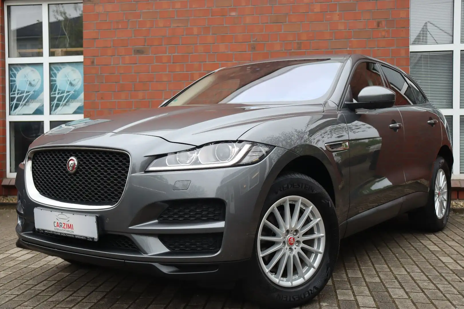 Jaguar F-Pace Pure 2.0 AWD Virtual Panorama Head-Up Šedá - 1