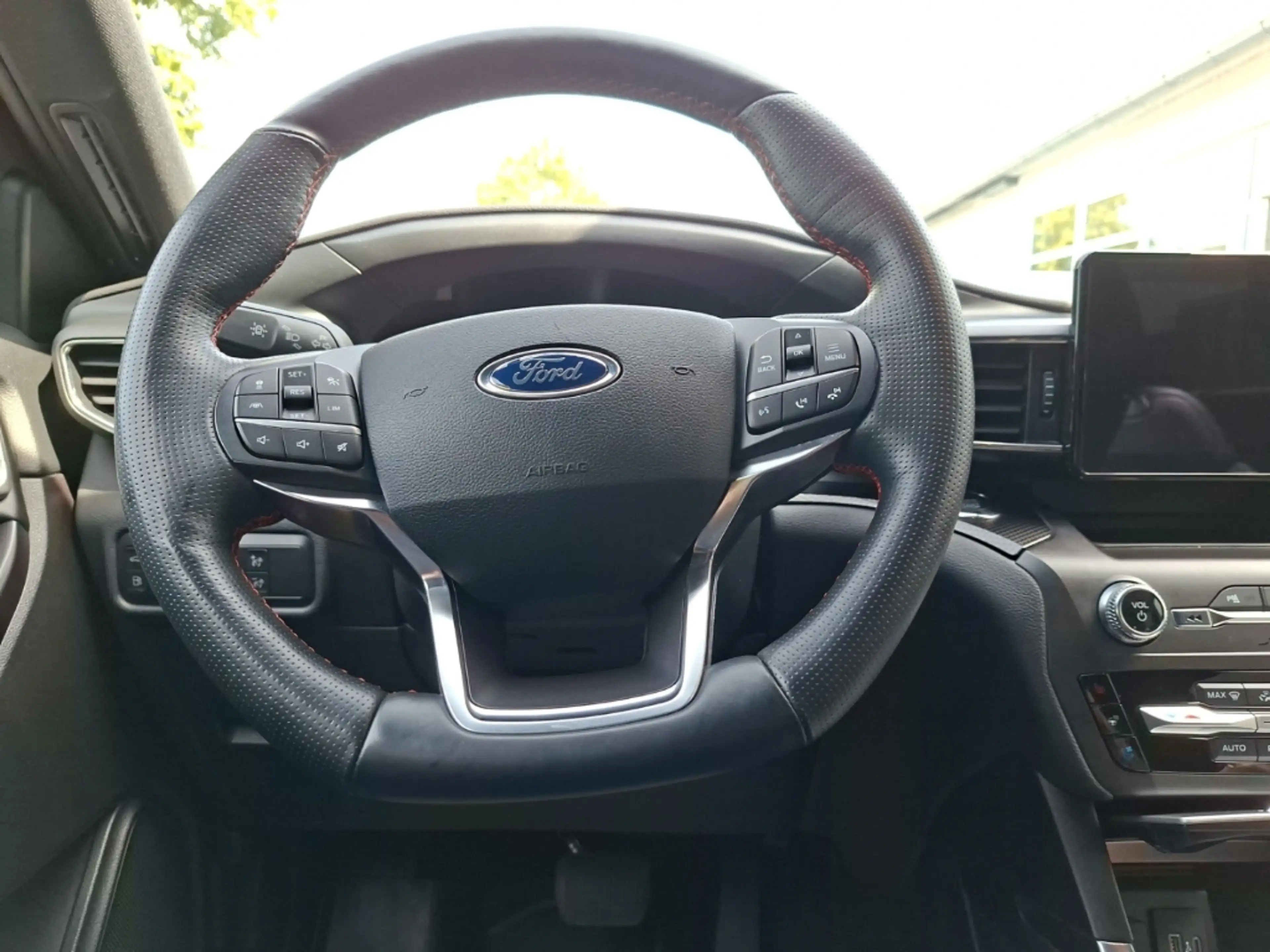 Ford Explorer ST-Line Plug-in-Hybrid 4x4 7-Sitzer Kamera Lenkrad — photo 15
