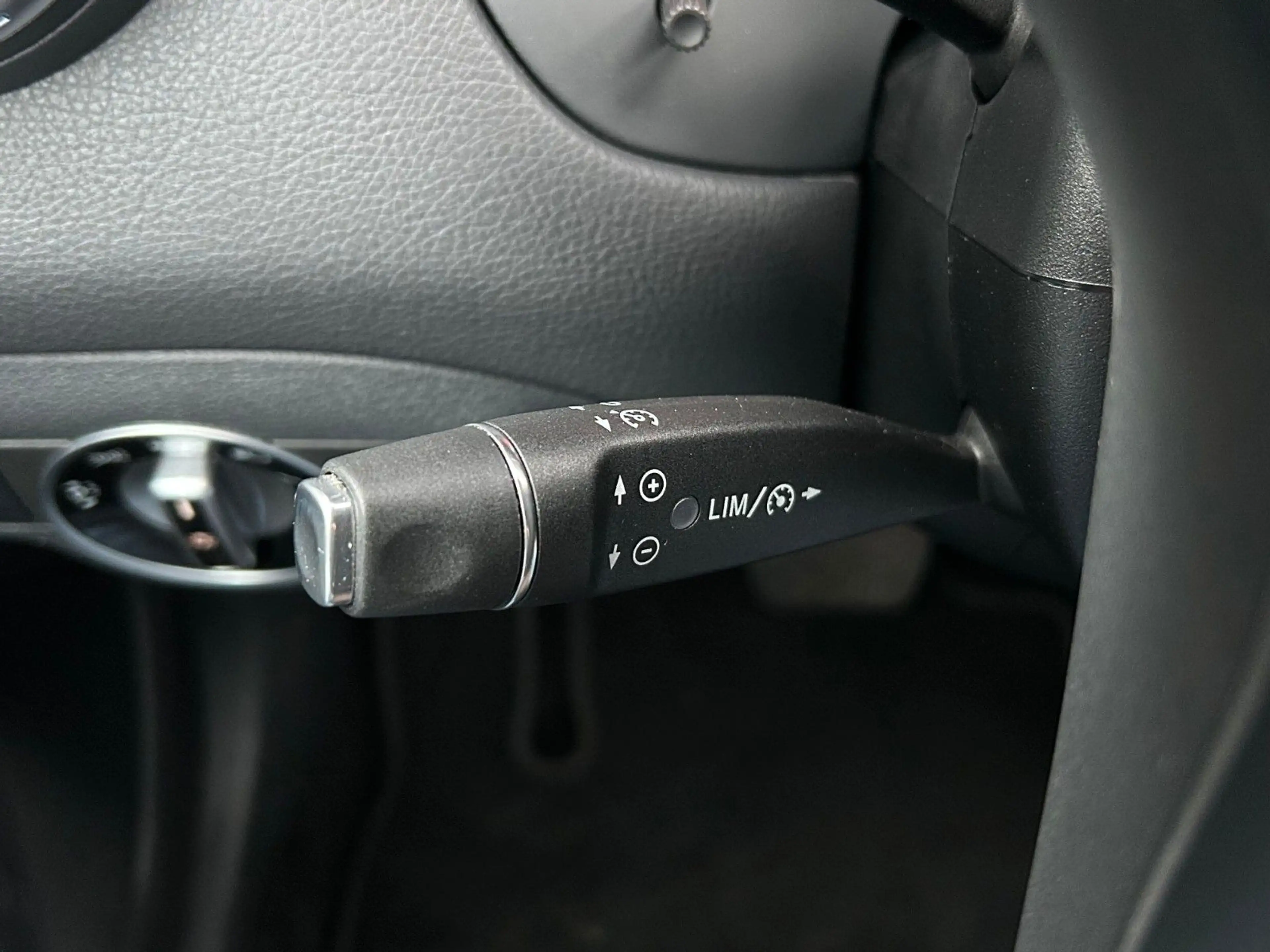 Mercedes-Benz GLA 200 7G-DCT LED Pano Navi Kamera AHK — photo 15