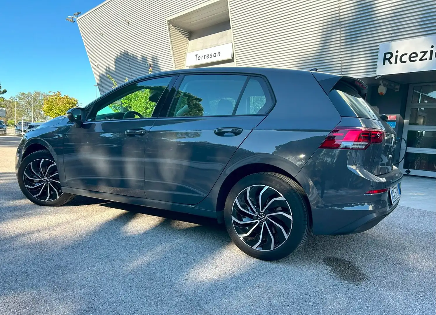 Volkswagen Golf VIII  1.0 etsi evo Life 110cv dsg Grigio - 2