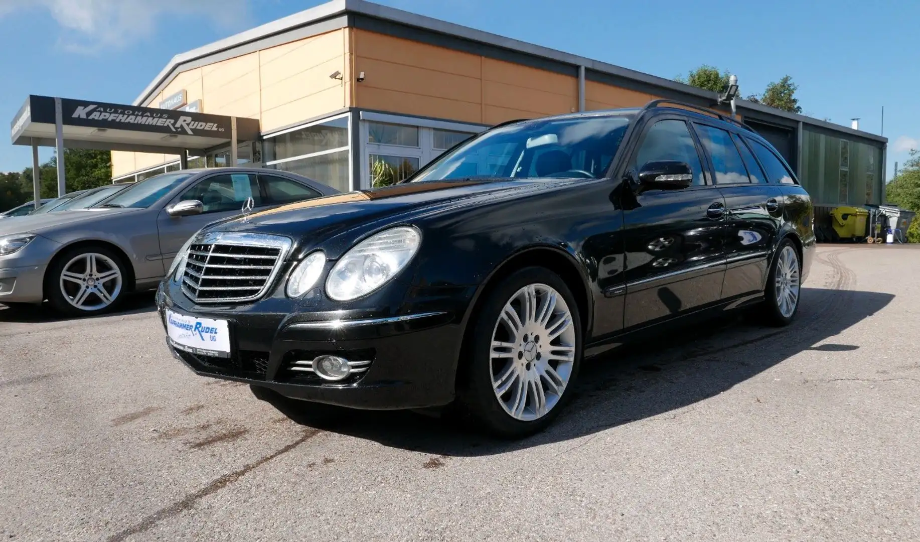 Mercedes-Benz E 350 T-Mod./SPORT/LEDER/NAVI Schwarz - 1