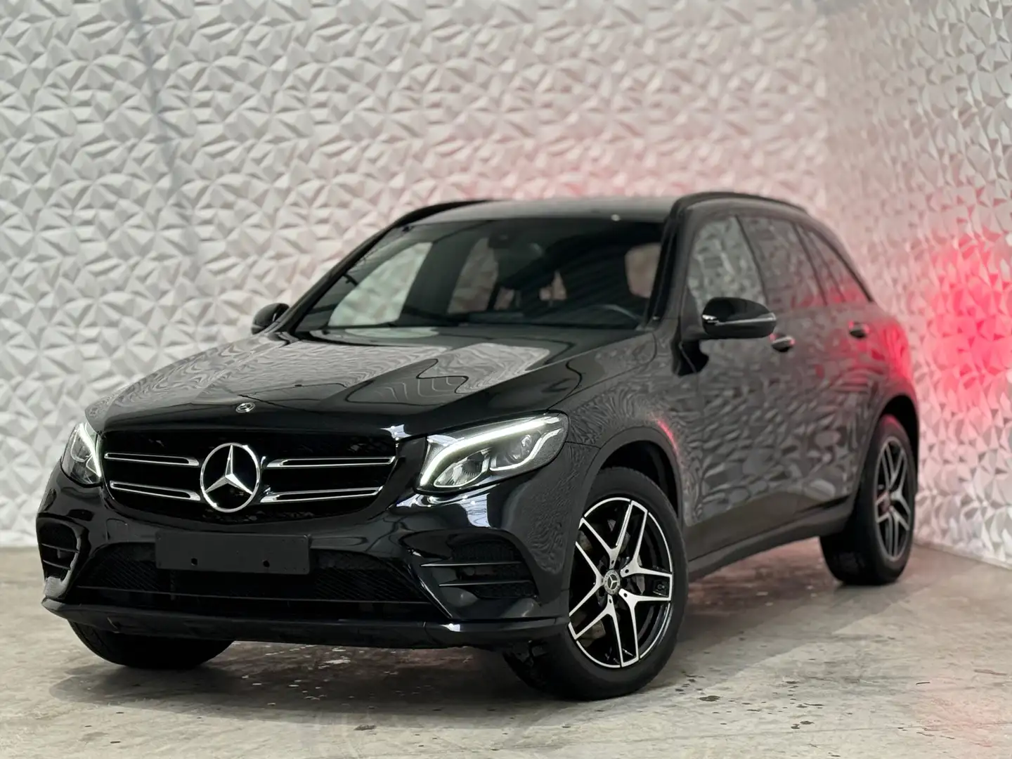 Mercedes-Benz GLC 250 d 4-Matic 9G-TRONIC AMG Line Zwart - 1