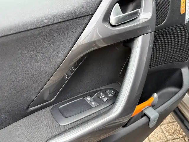 Peugeot 2008 view 11