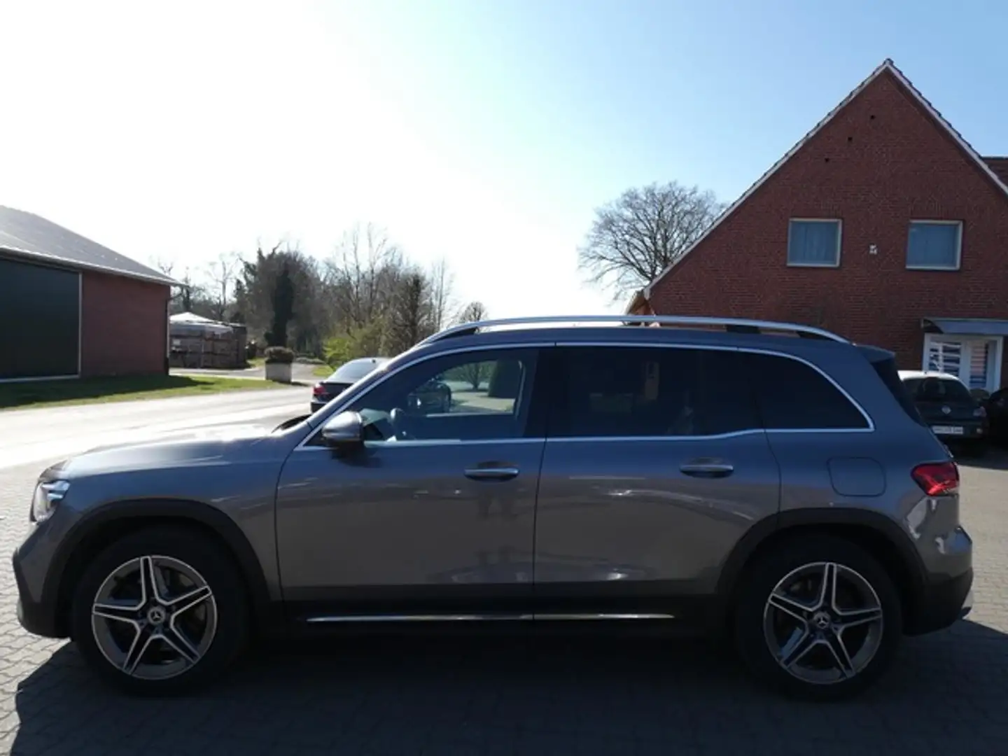 Mercedes-Benz GLB 220 d 4M AMG 8G-DCT AHK RFK LED DIST DID NAV Grau - 2