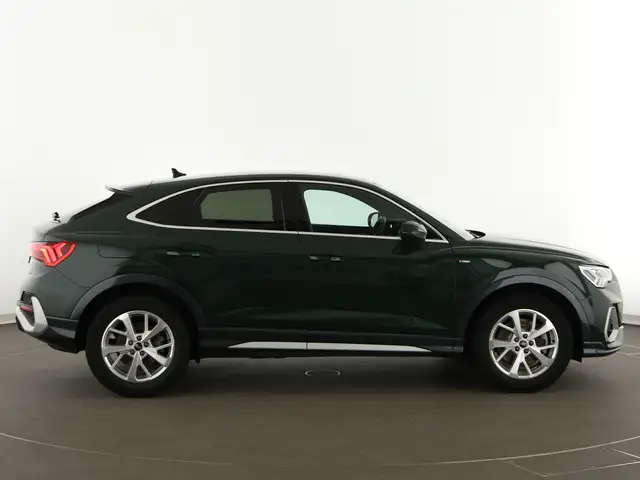 Audi Q3 view 9
