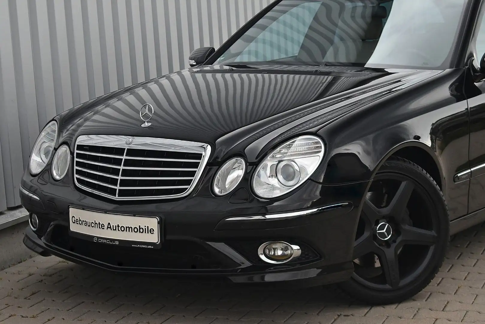Mercedes-Benz E 350 *AMG-Paket! Fond-Kino! AHK! Traumhaft! BRD* Schwarz - 1