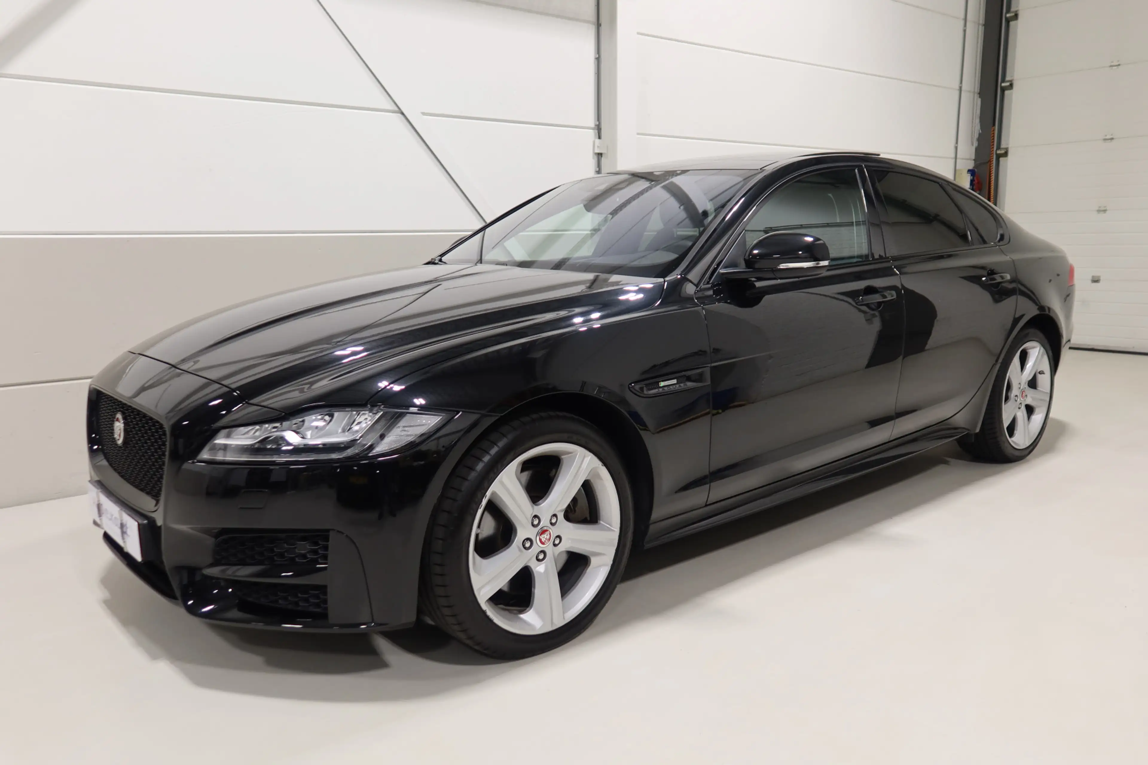 Jaguar XF 2.0t AWD 300 Sport — photo 2