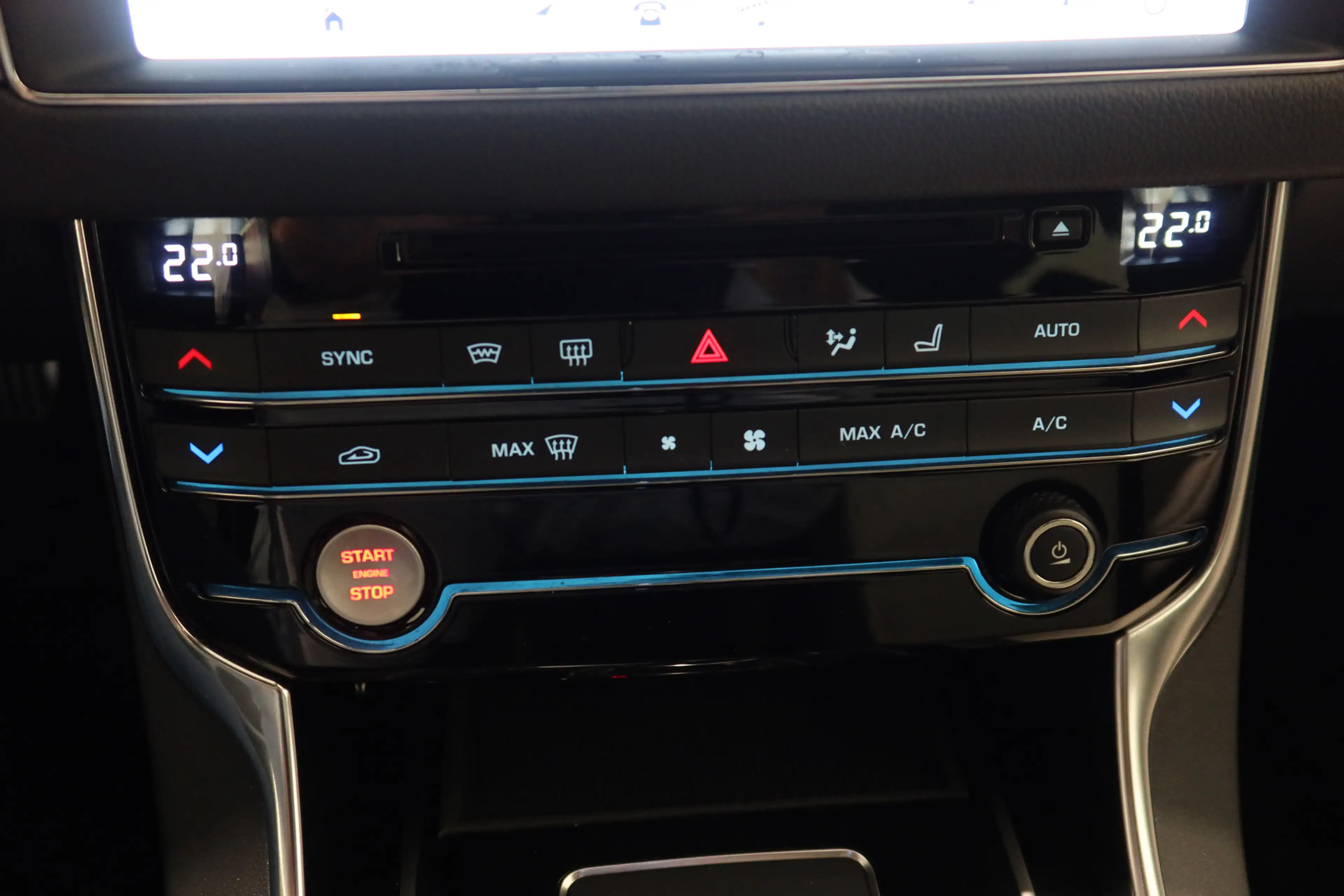 Jaguar XF 2.0t AWD 300 Sport — photo 23