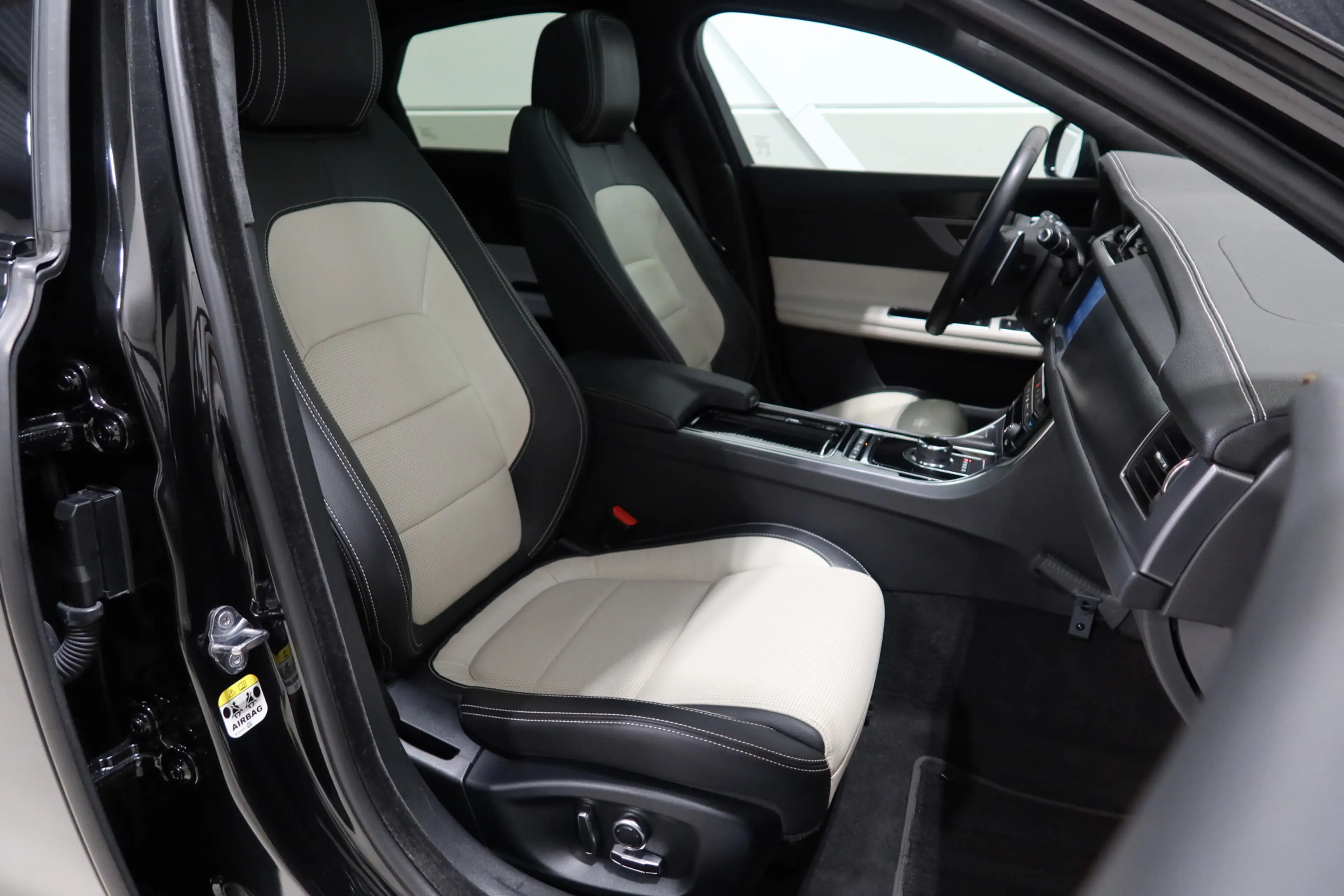 Jaguar XF 2.0t AWD 300 Sport — photo 11