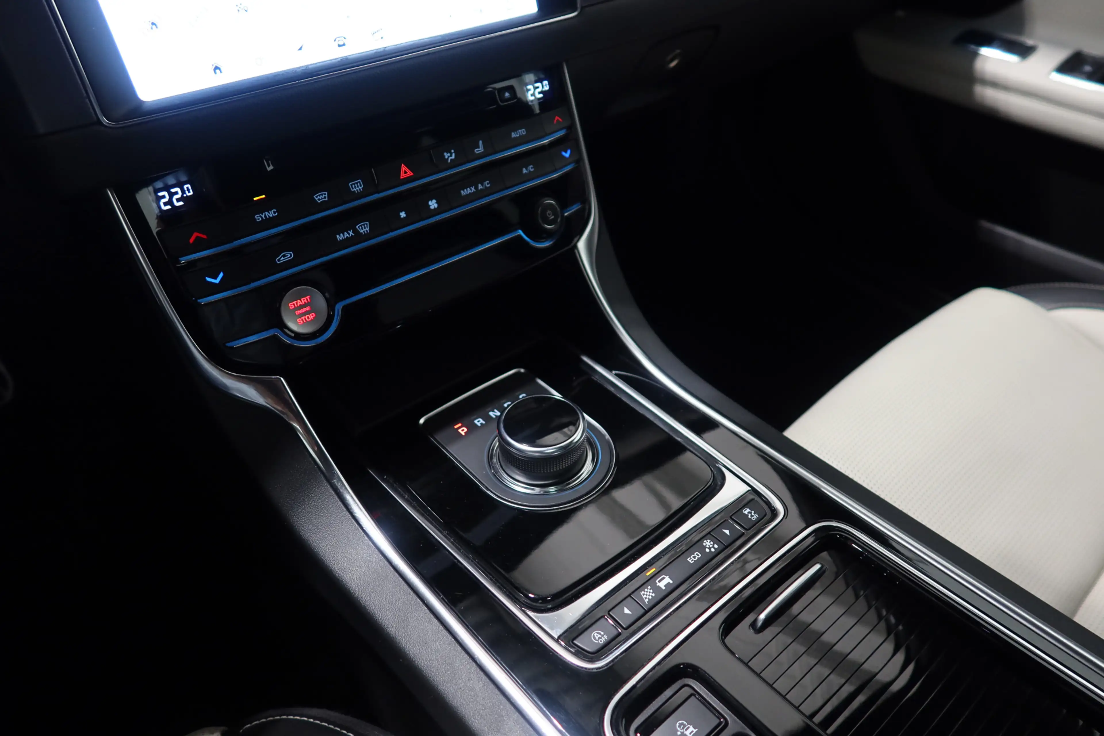 Jaguar XF 2.0t AWD 300 Sport — photo 18