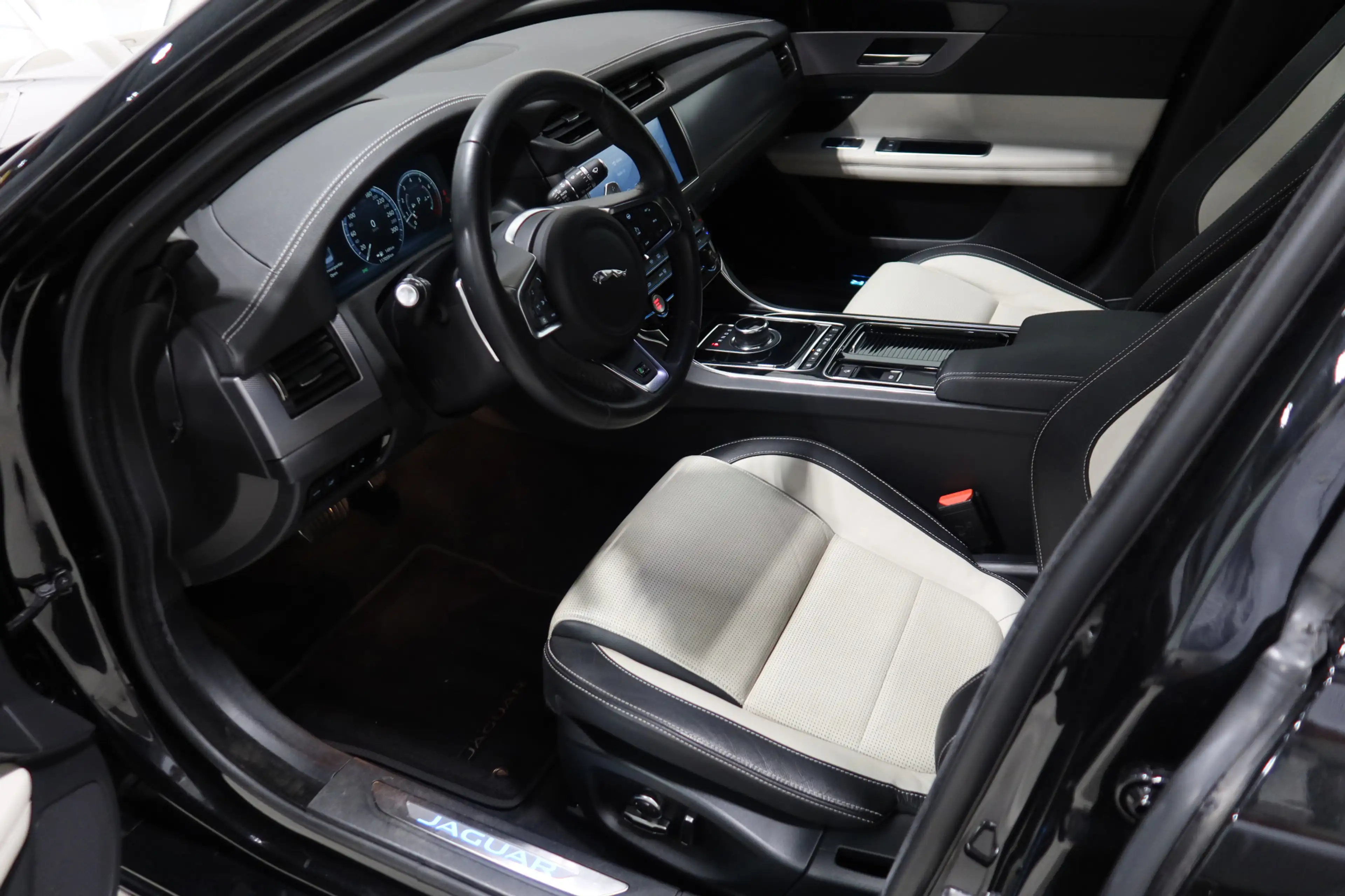 Jaguar XF 2.0t AWD 300 Sport — photo 8
