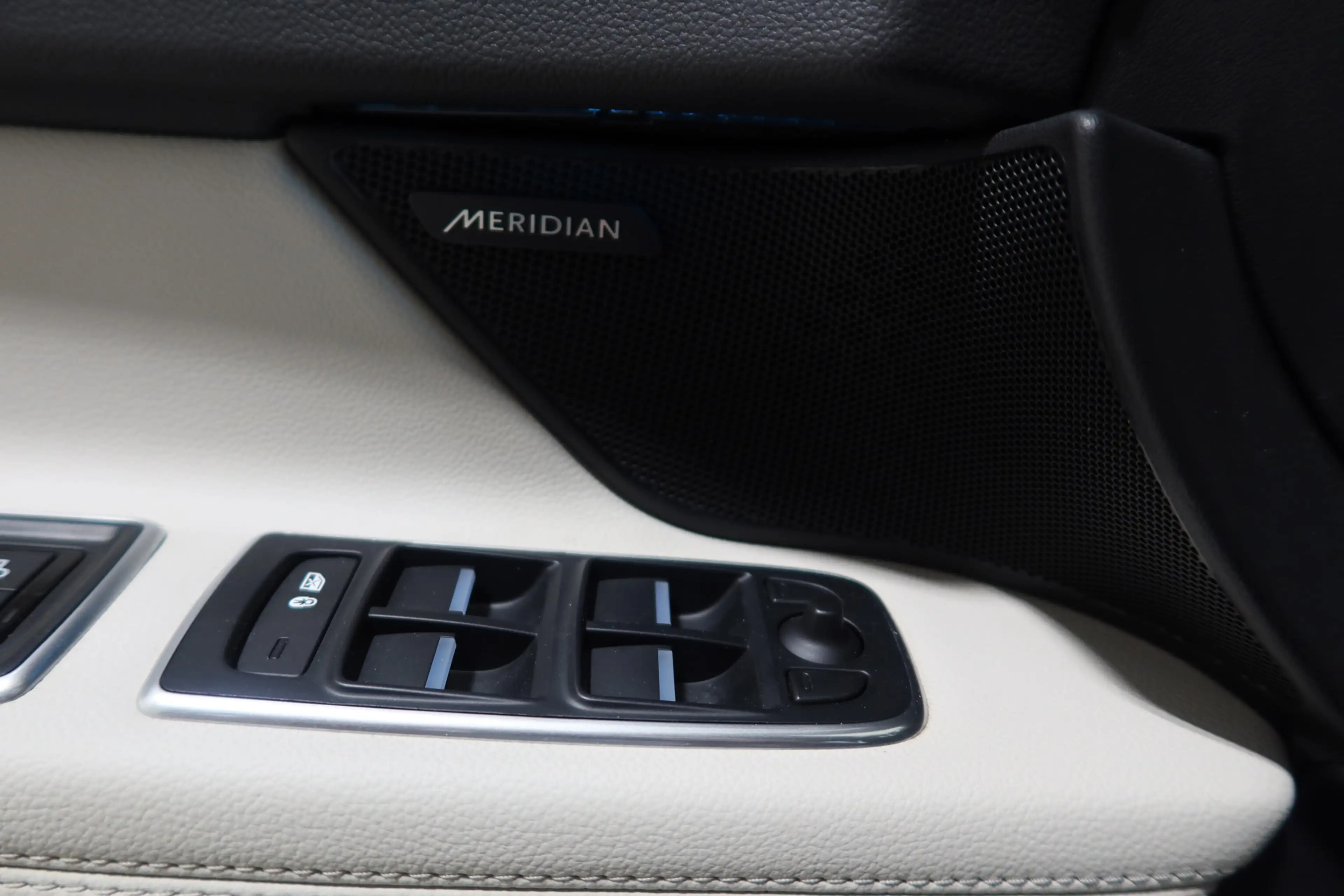 Jaguar XF 2.0t AWD 300 Sport — photo 14