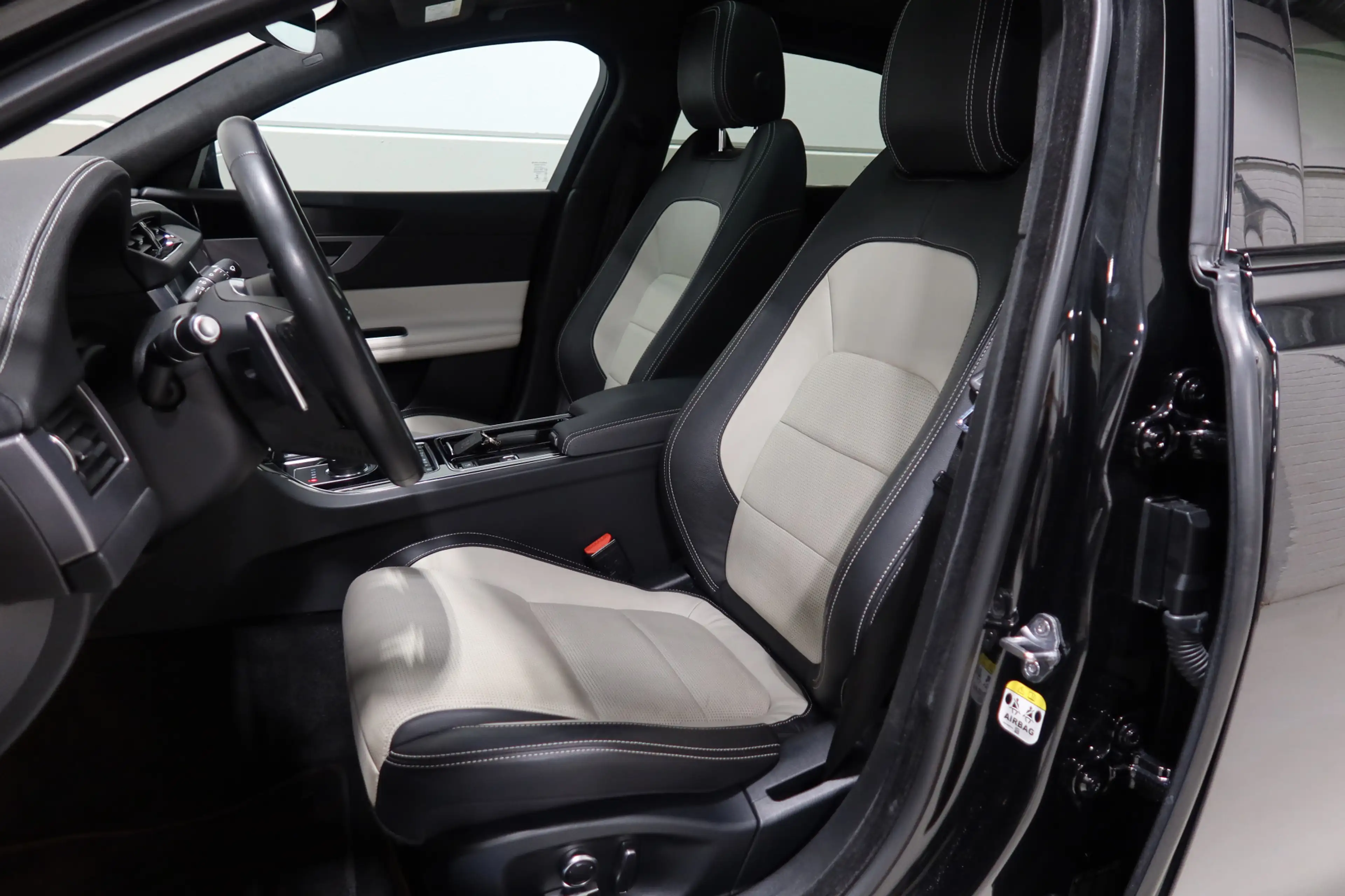 Jaguar XF 2.0t AWD 300 Sport — photo 12