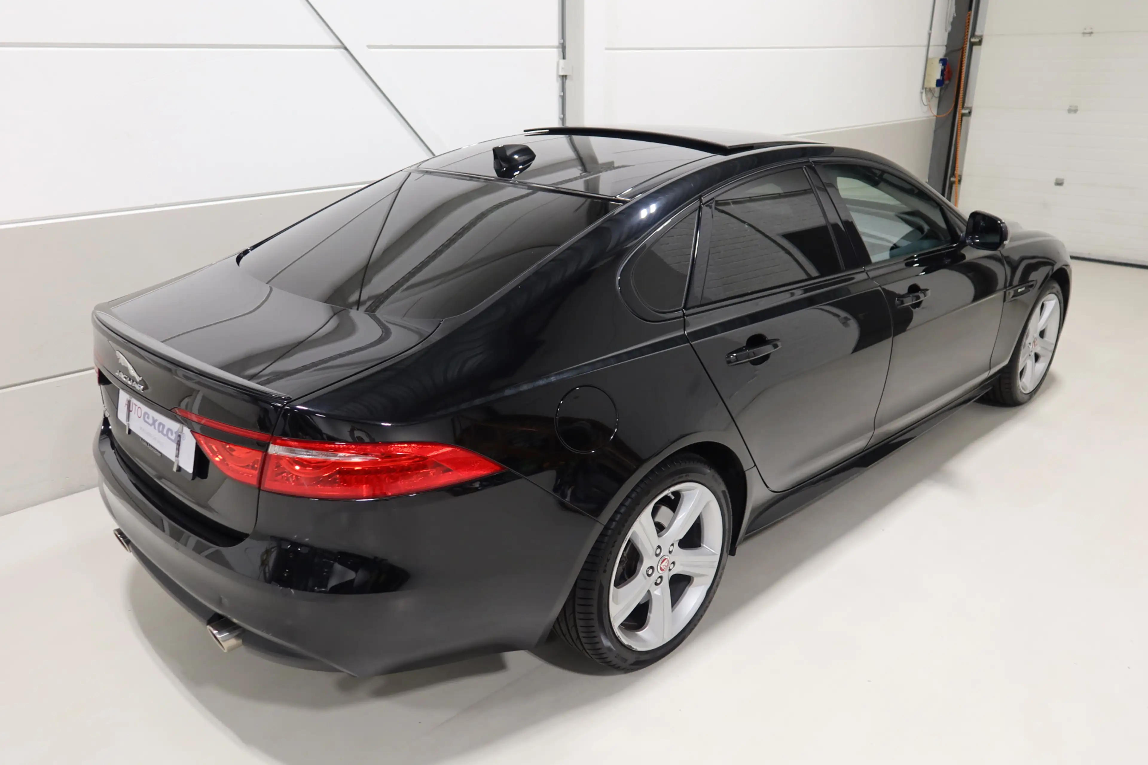 Jaguar XF 2.0t AWD 300 Sport — photo 6