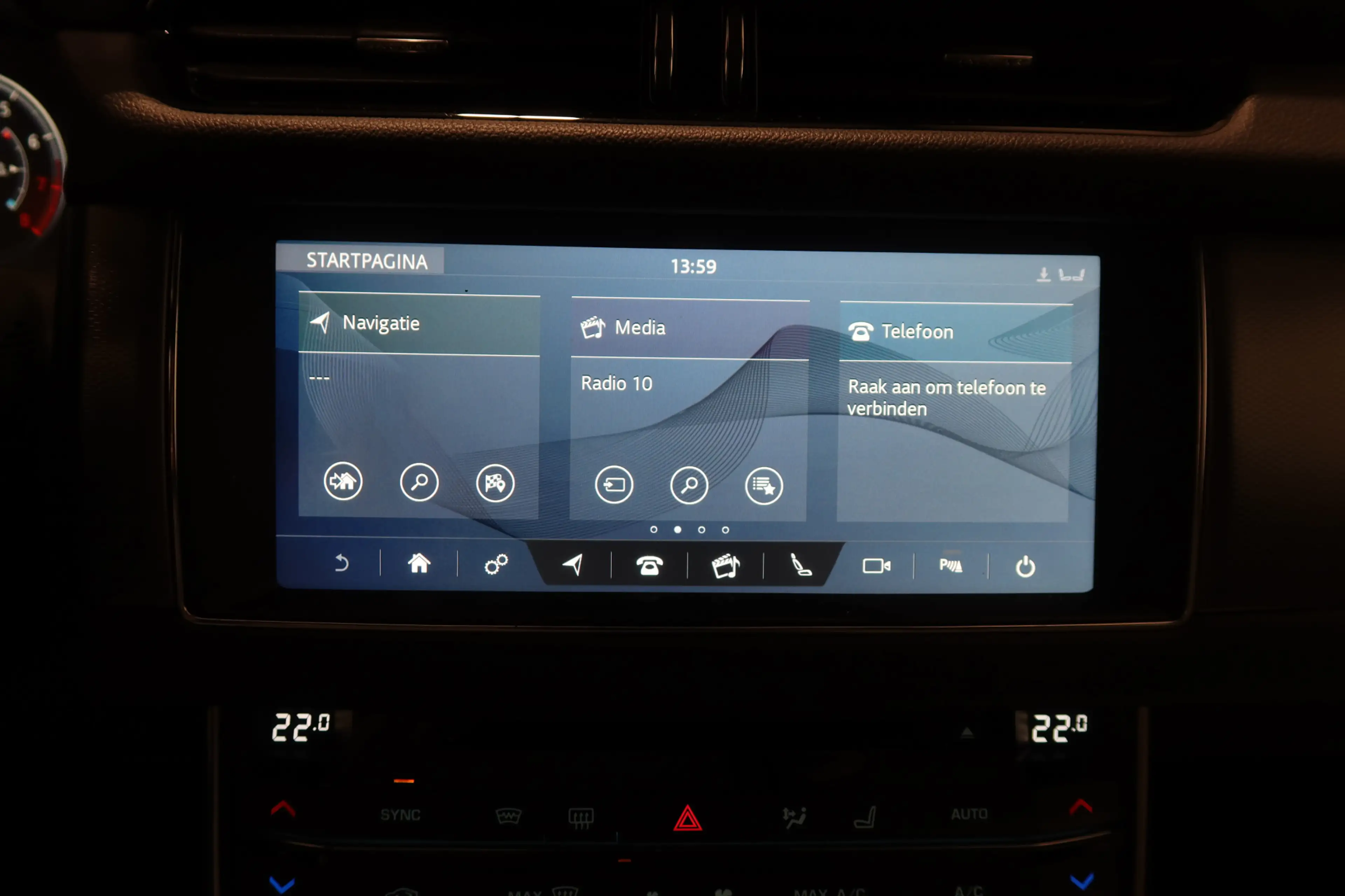 Jaguar XF 2.0t AWD 300 Sport — photo 20