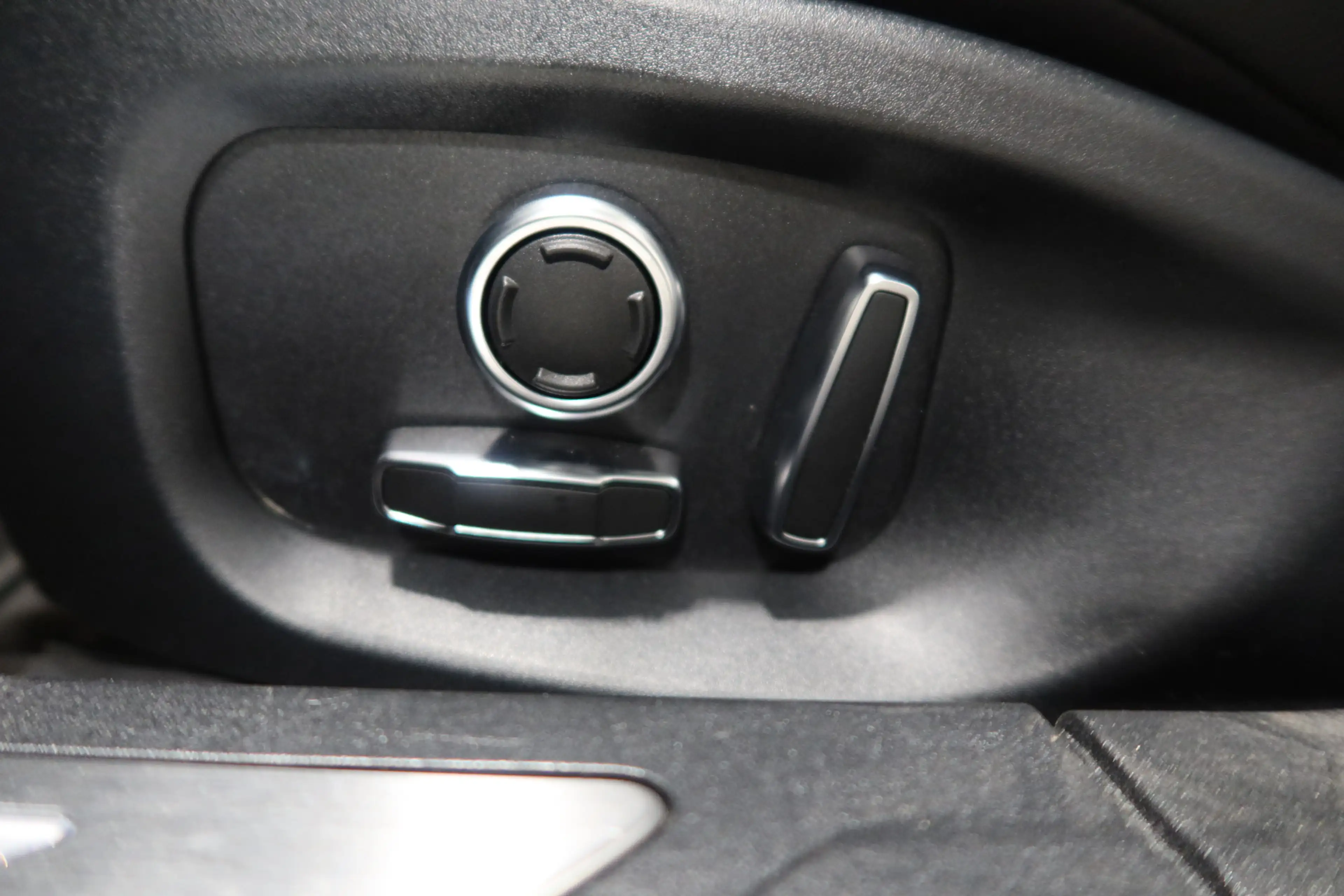 Jaguar XF 2.0t AWD 300 Sport — photo 17