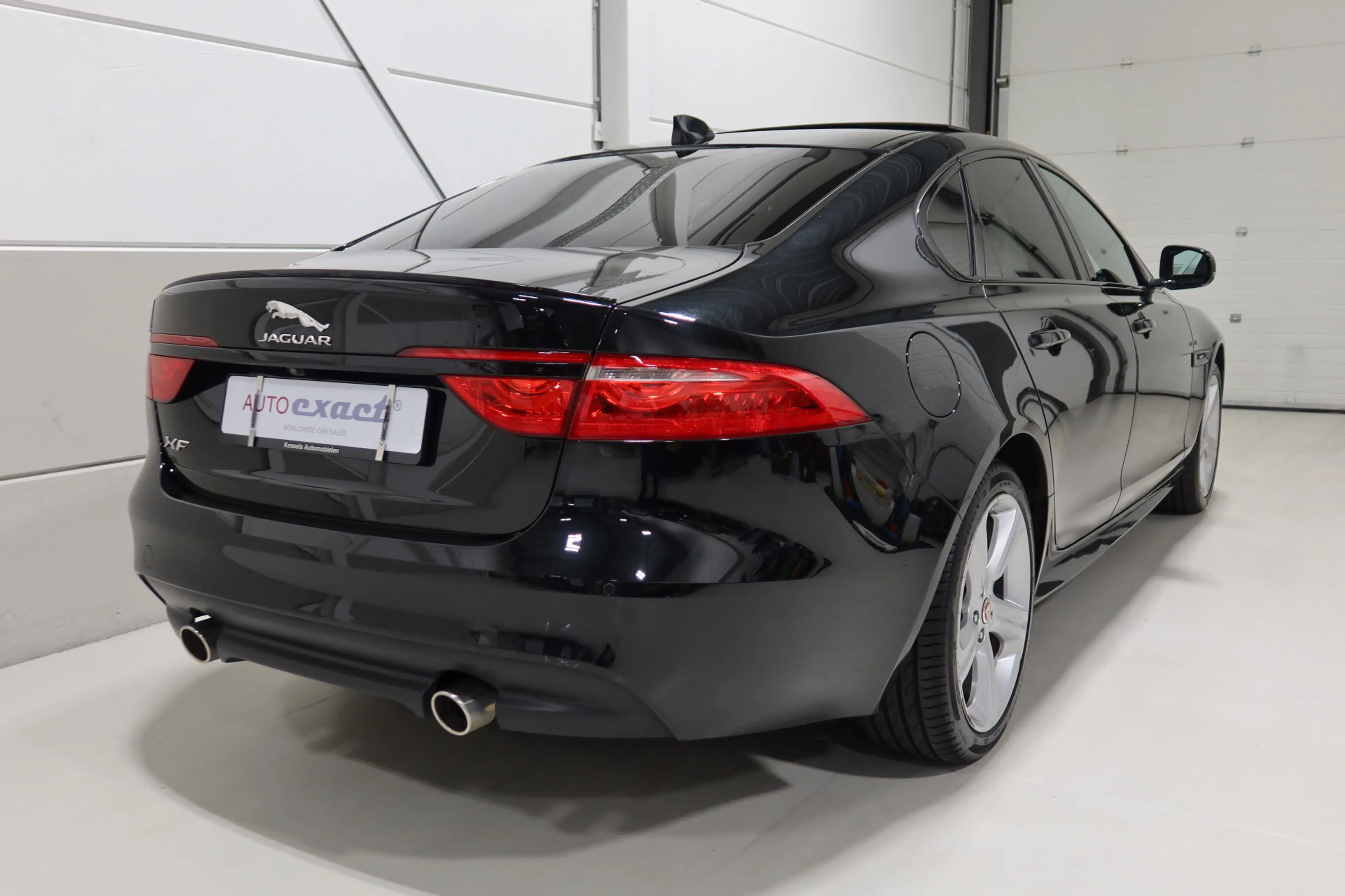 Jaguar XF 2.0t AWD 300 Sport — photo 5