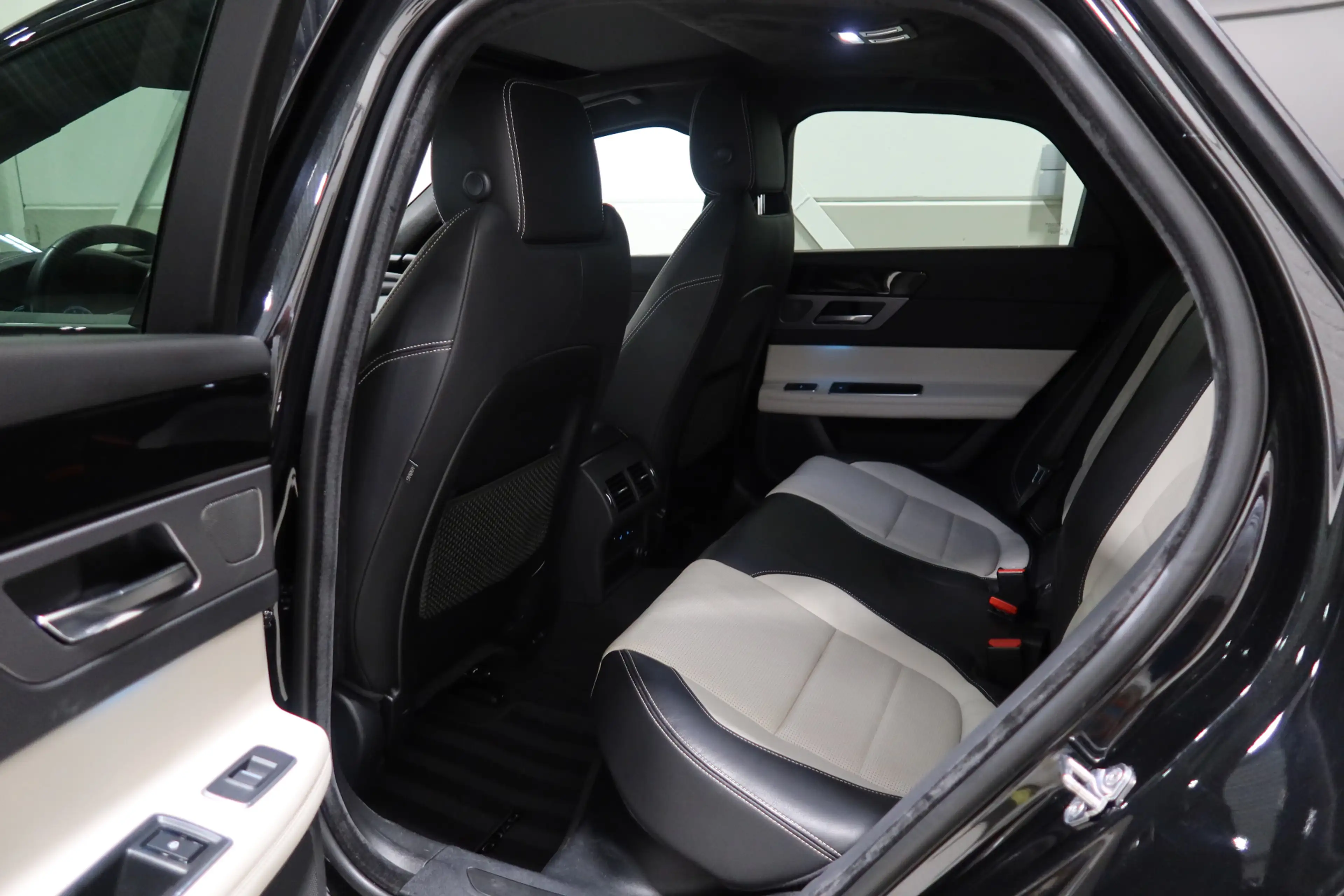 Jaguar XF 2.0t AWD 300 Sport — photo 9