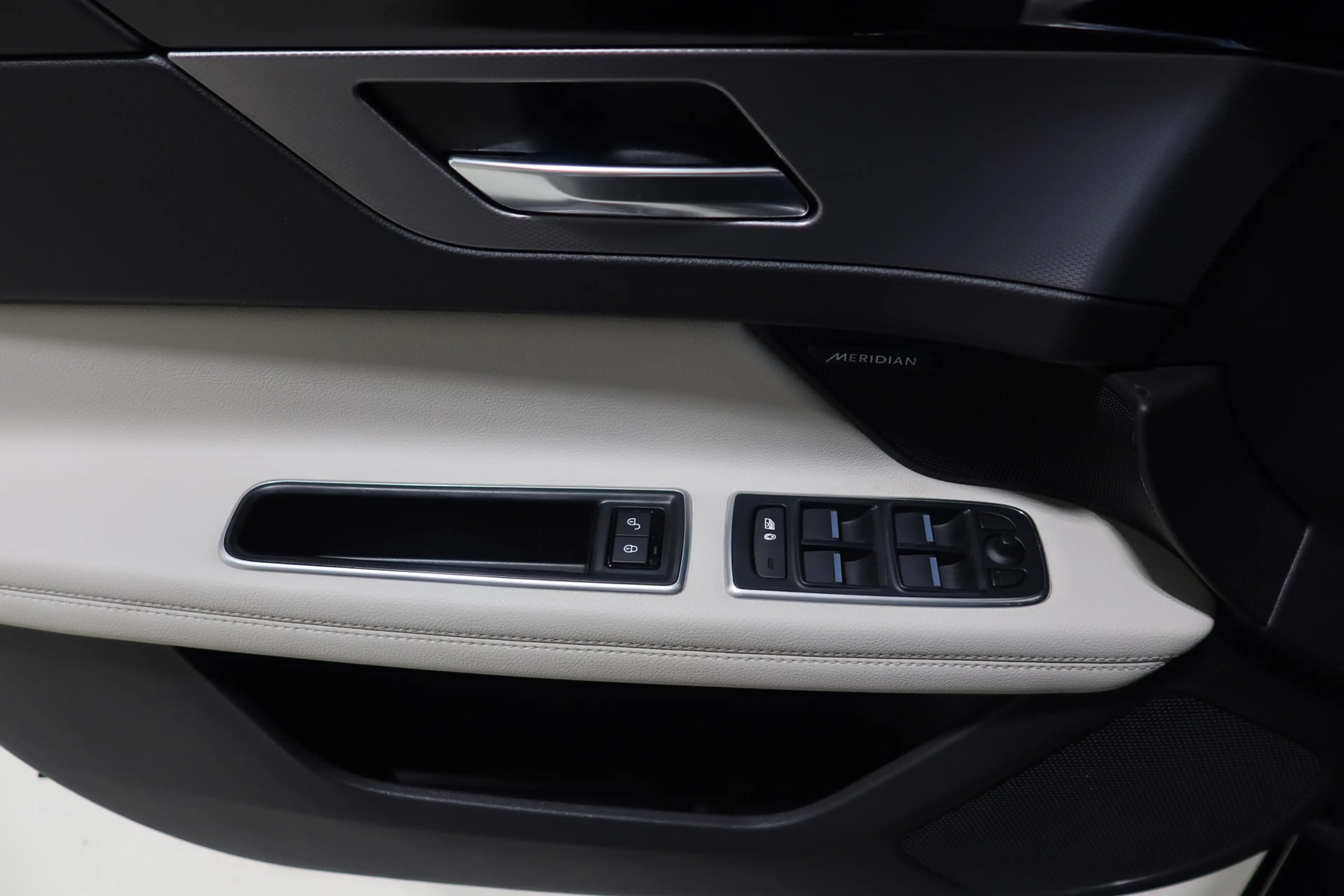 Jaguar XF 2.0t AWD 300 Sport — photo 13