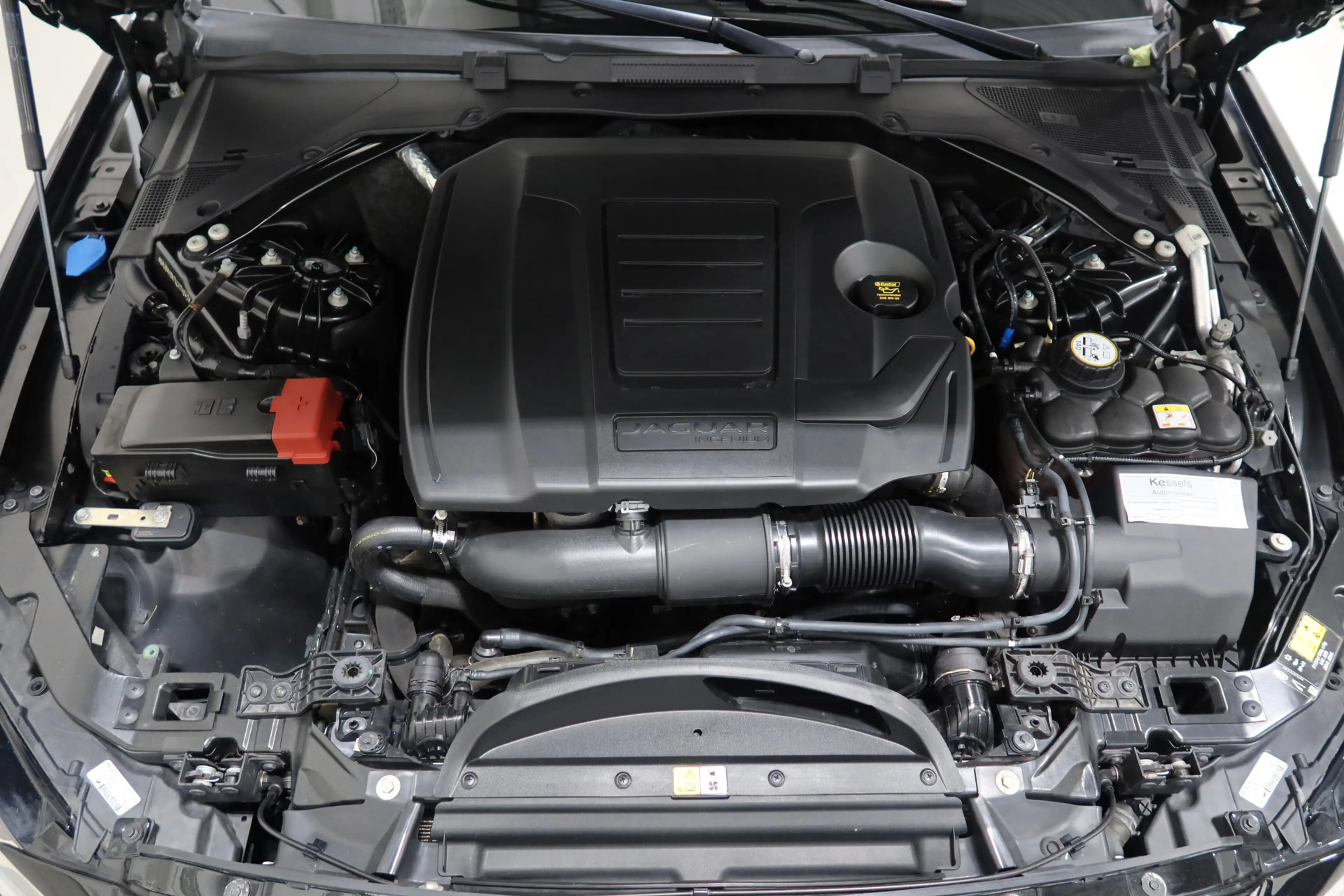 Jaguar XF 2.0t AWD 300 Sport — photo 15