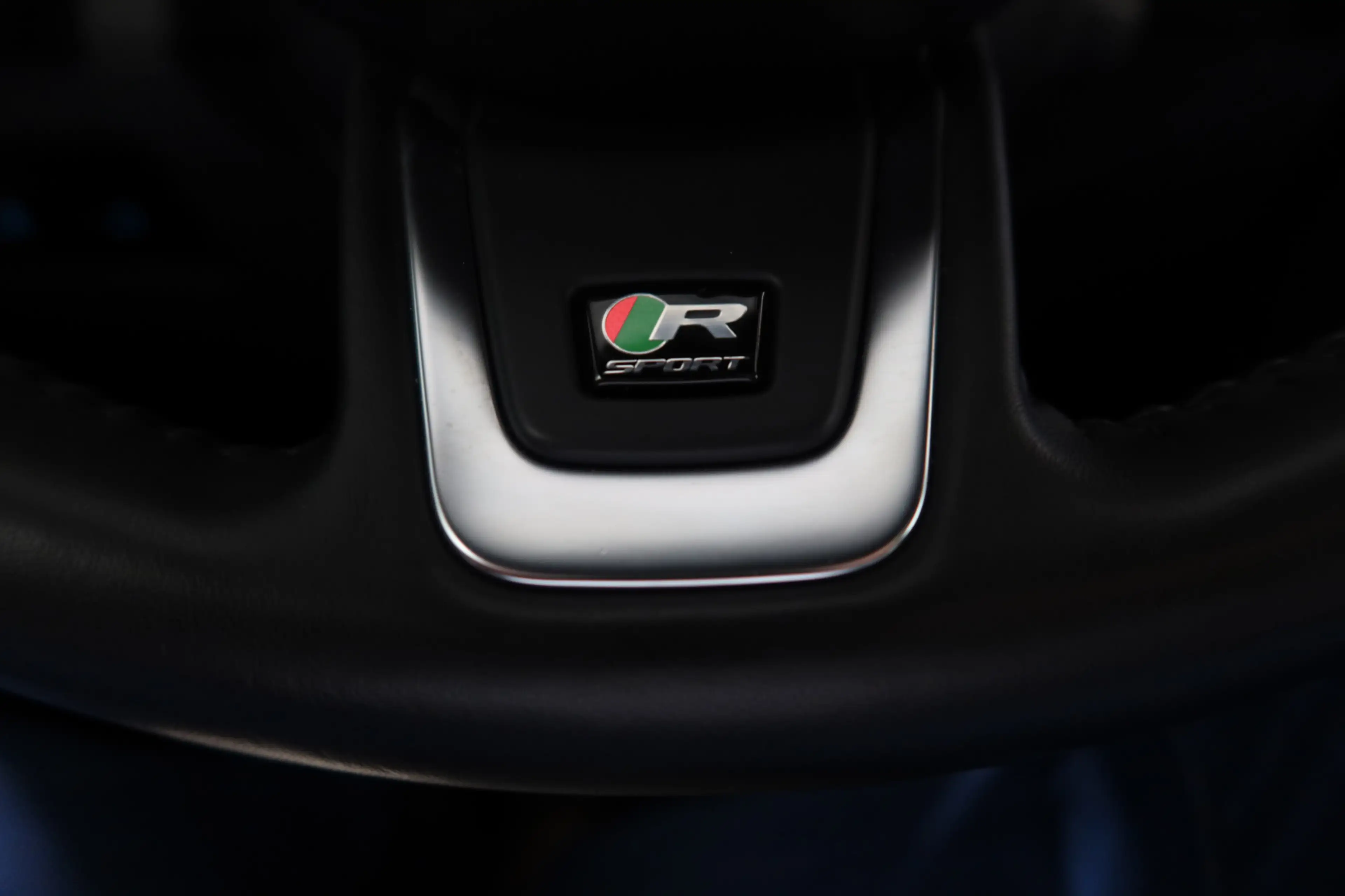 Jaguar XF 2.0t AWD 300 Sport — photo 26