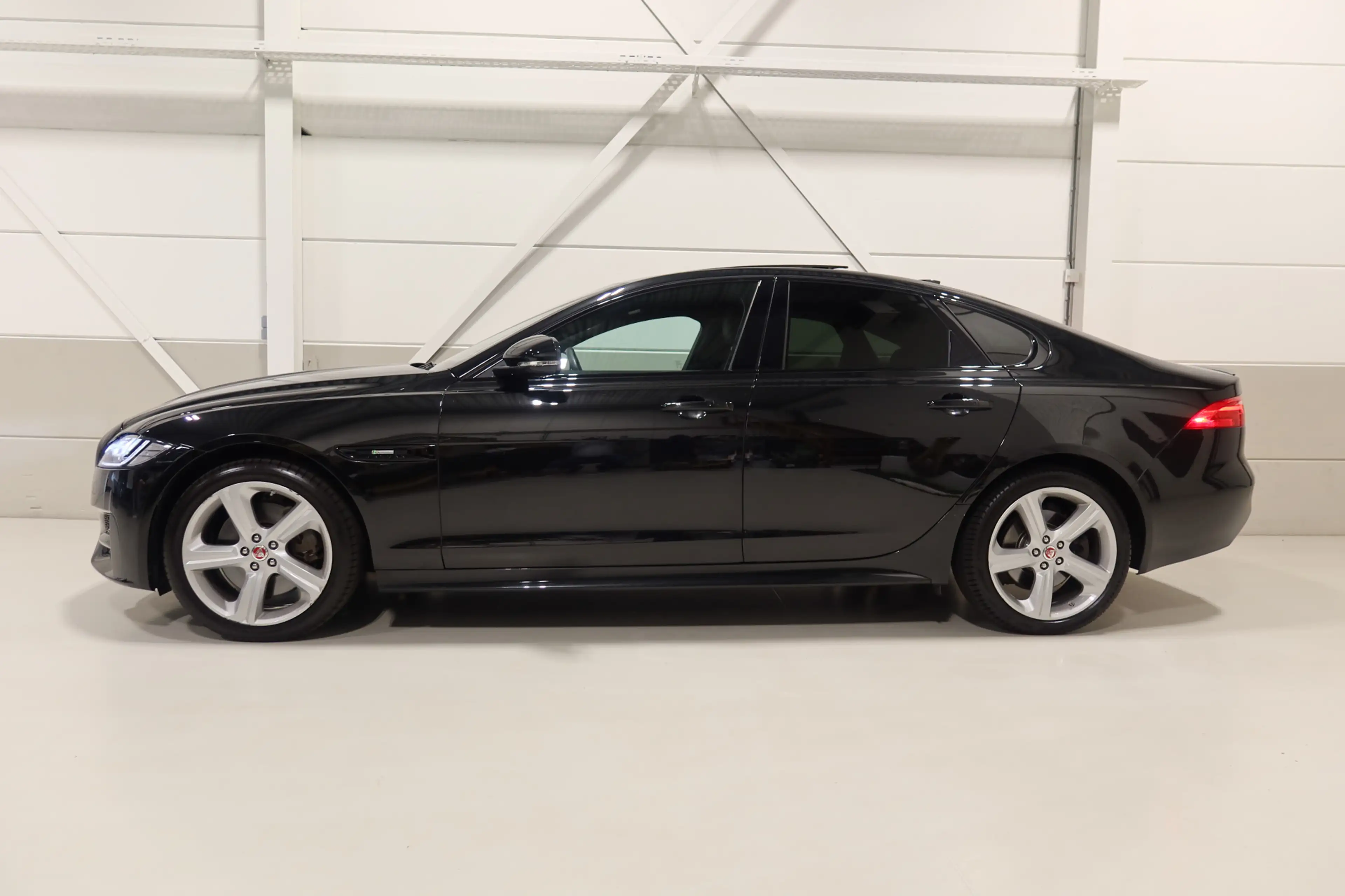 Jaguar XF 2.0t AWD 300 Sport — photo 3