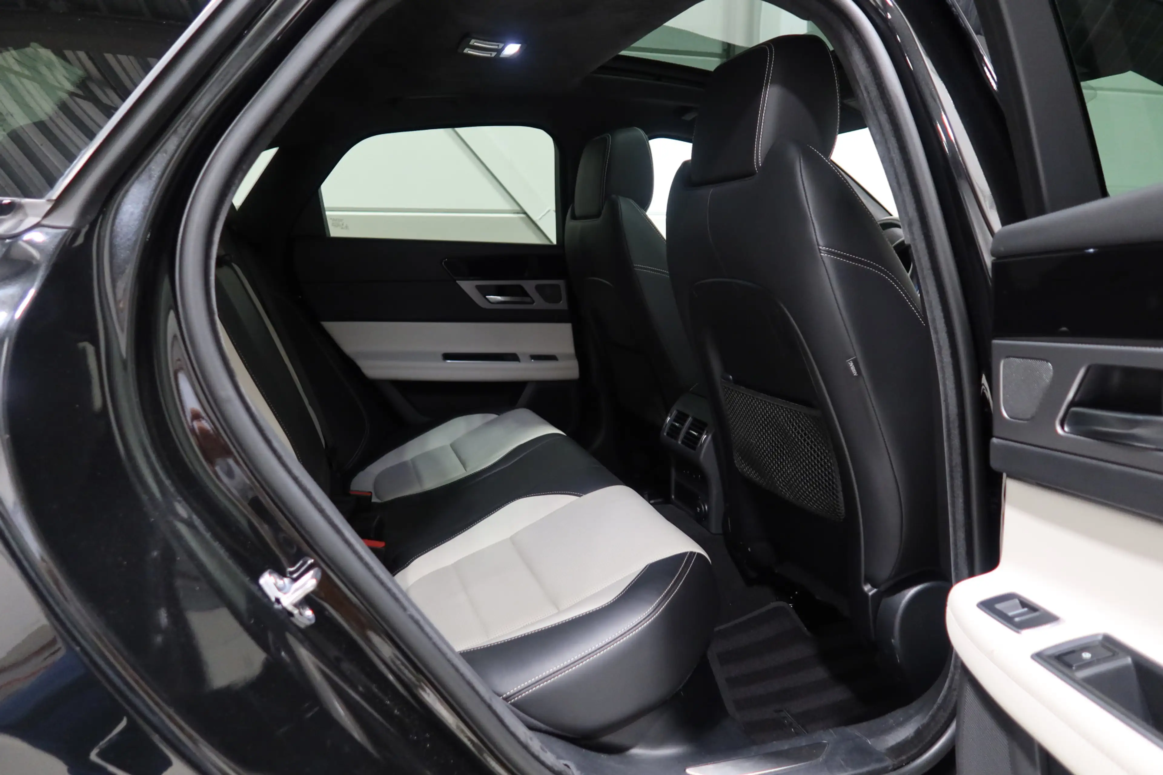 Jaguar XF 2.0t AWD 300 Sport — photo 10