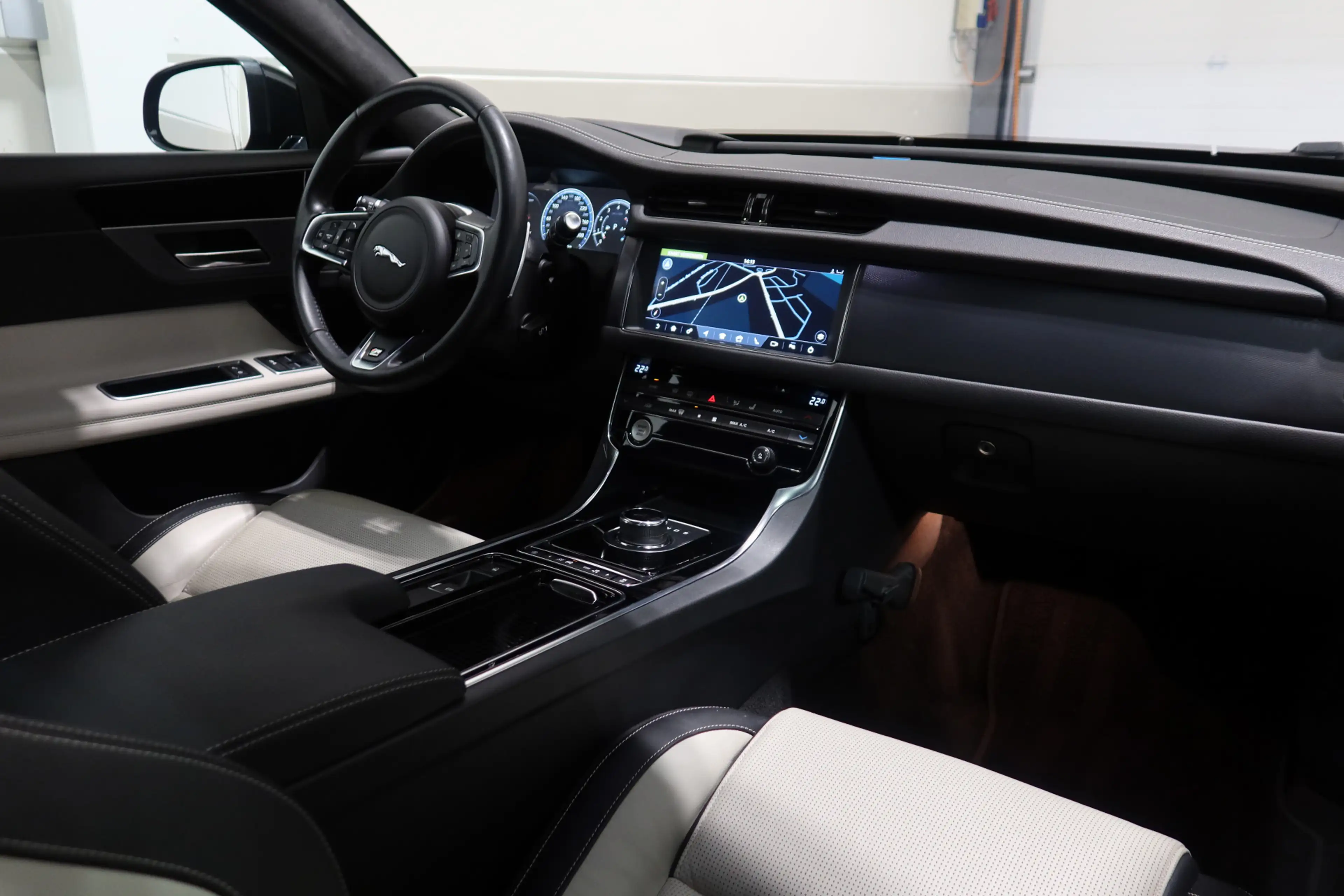 Jaguar XF 2.0t AWD 300 Sport — photo 7