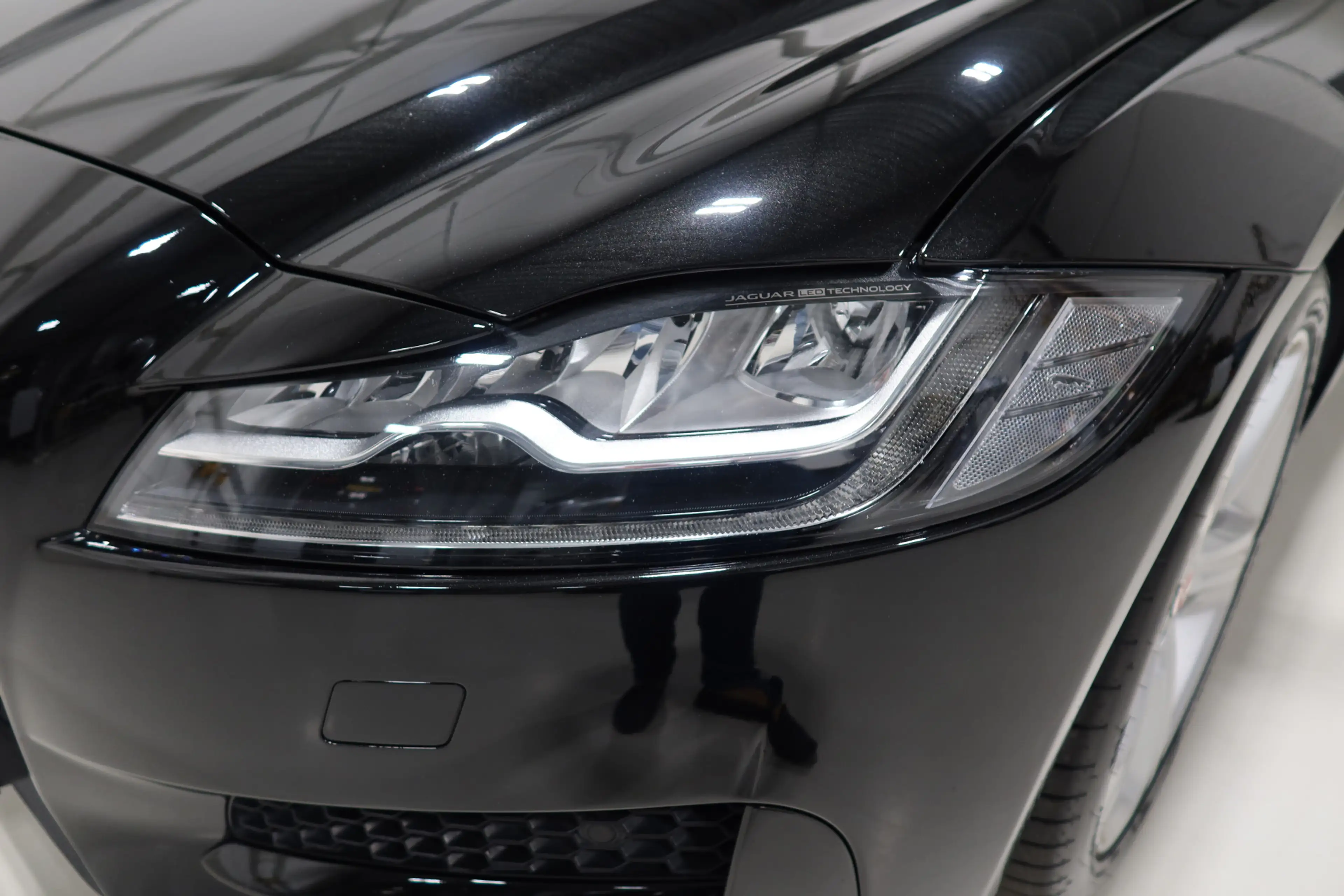Jaguar XF 2.0t AWD 300 Sport — photo 16