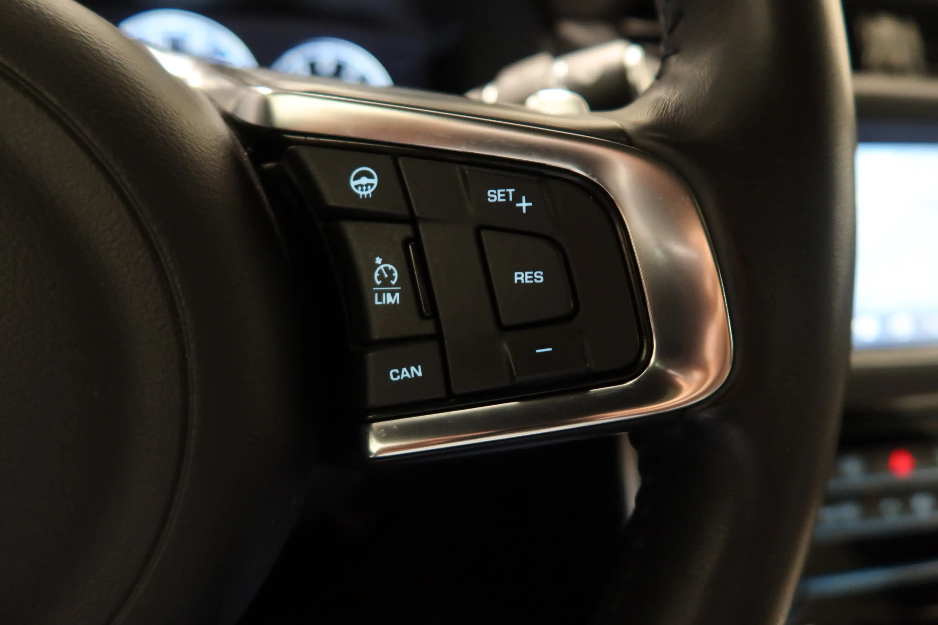 Jaguar XF 2.0t AWD 300 Sport — photo 25