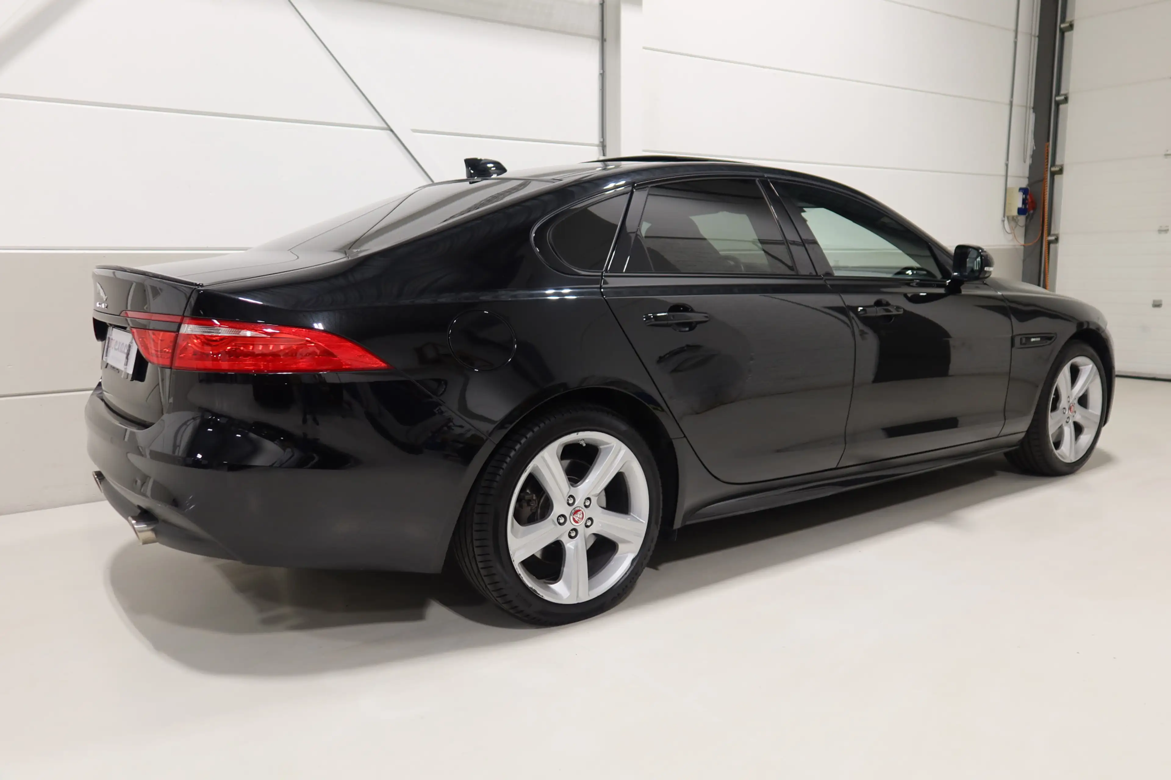 Jaguar XF 2.0t AWD 300 Sport — photo 4