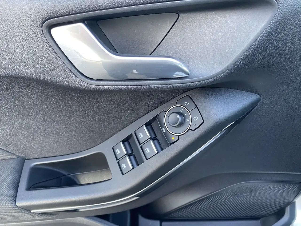 Ford Fiesta Active — photo 15