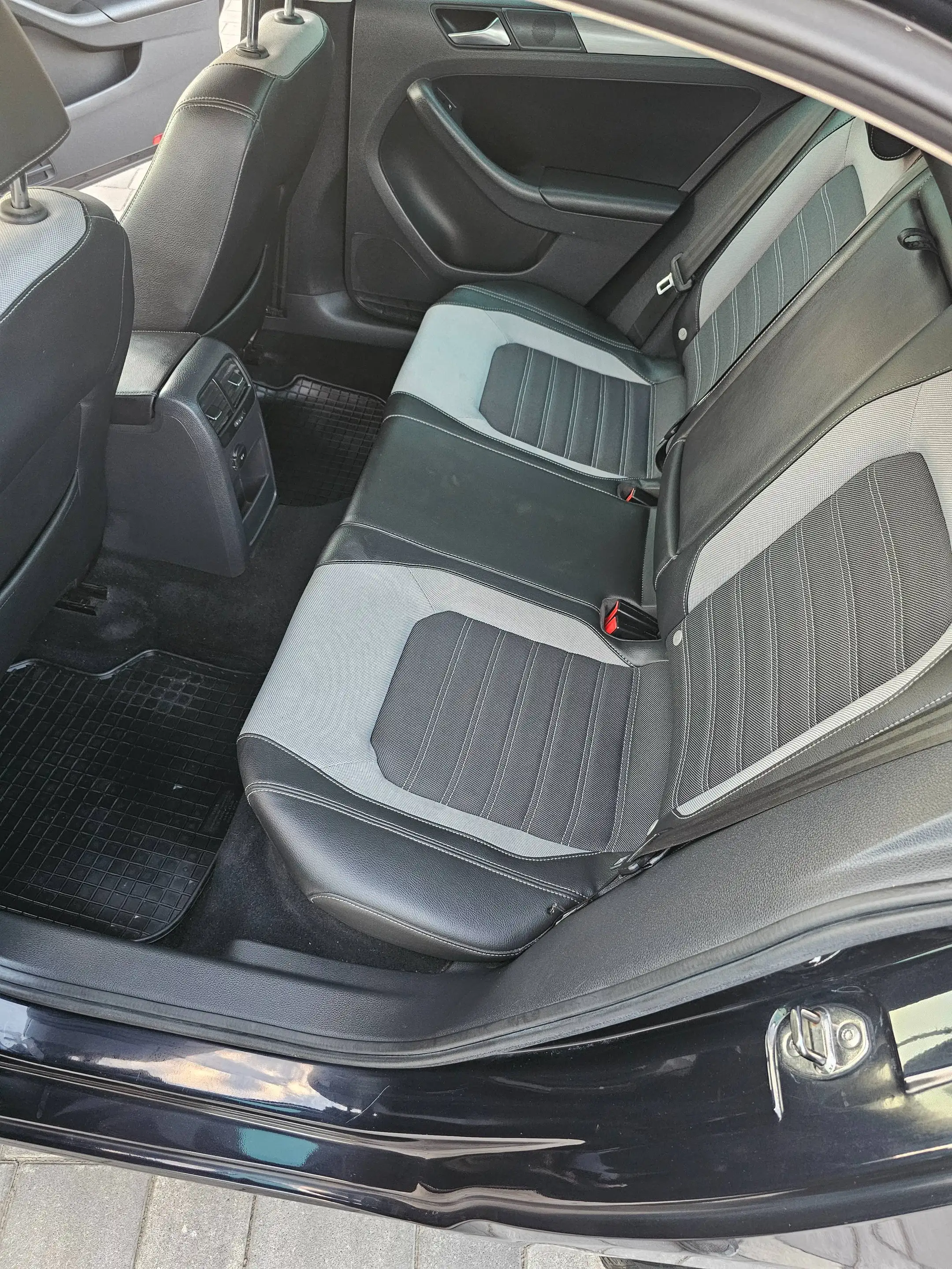 Volkswagen Jetta Jetta 1.6 TDI Highline — photo 11