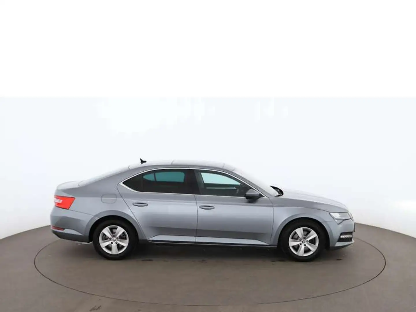 Skoda Superb 2.0 TDI Ambition Aut LED SKY NAVI SITZHZG Grau - 2