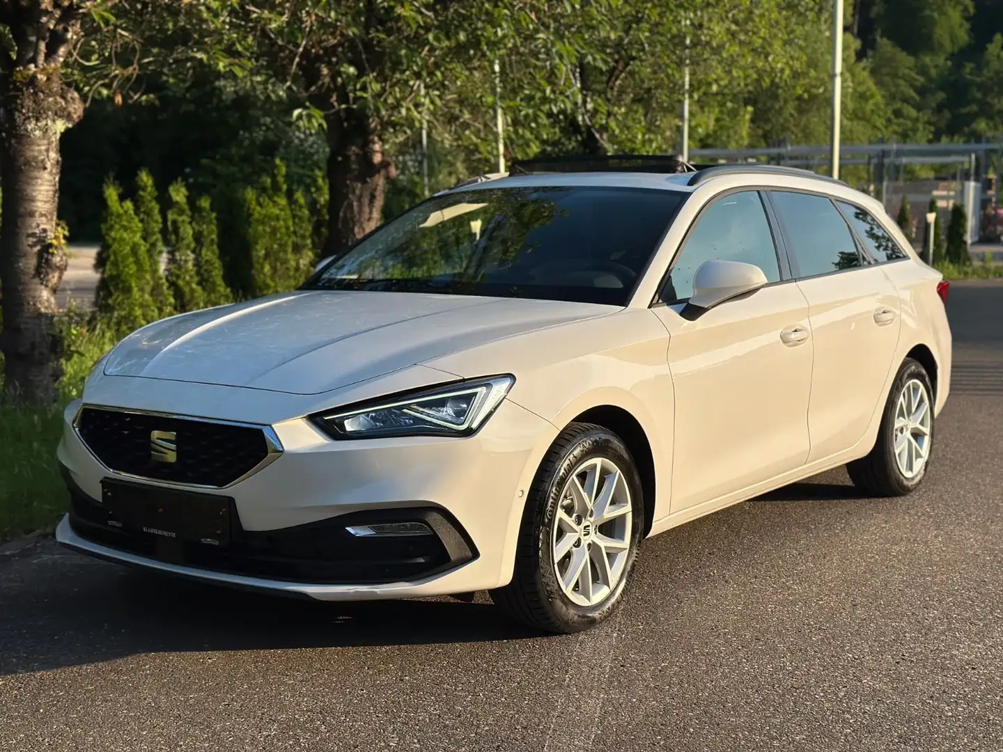SEAT Leon Sportstourer Style/LED/DSG/PANORAMA/AHK/NAV Weiß - 1