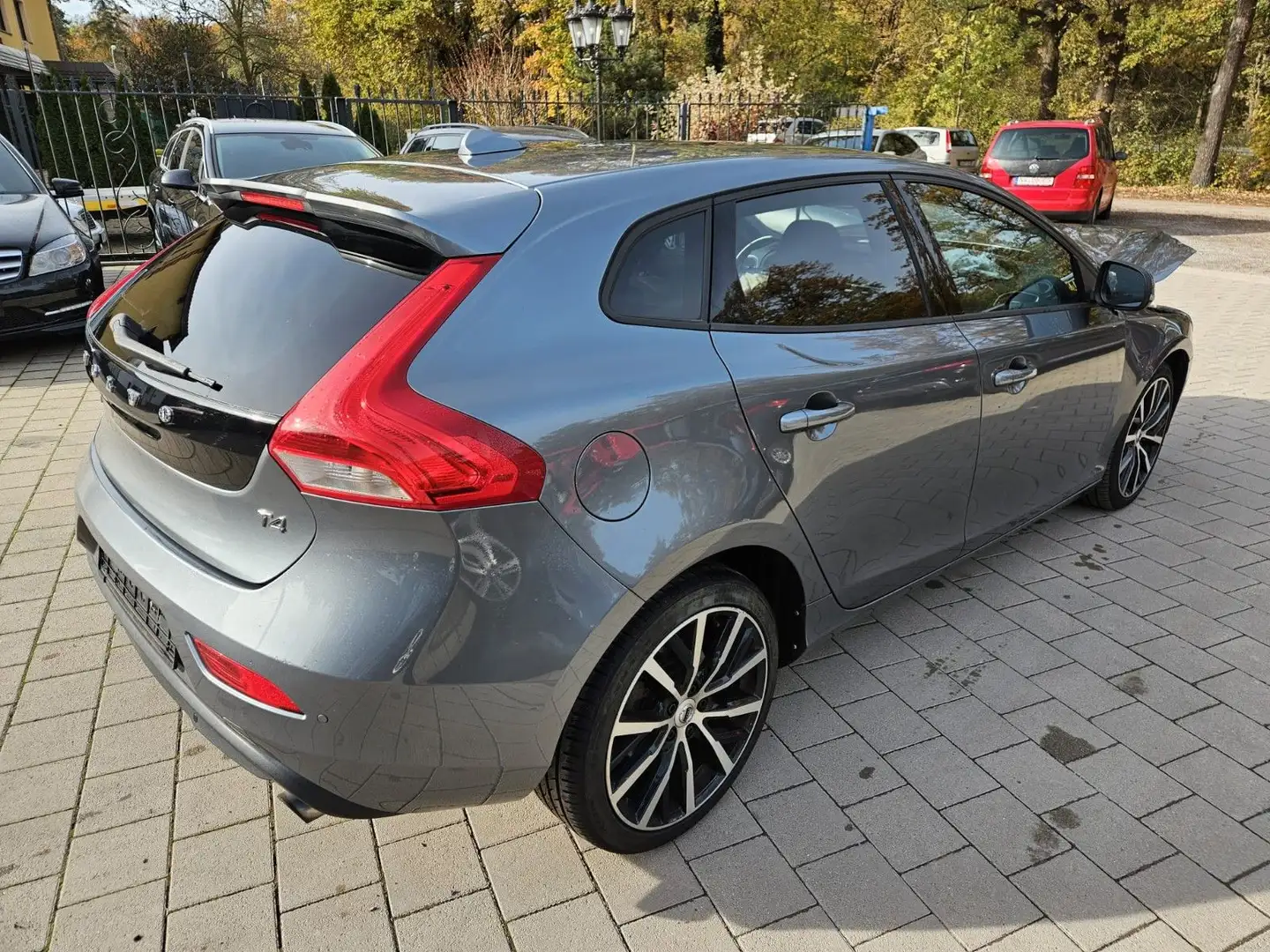 Volvo V40 Momentum Gris - 1