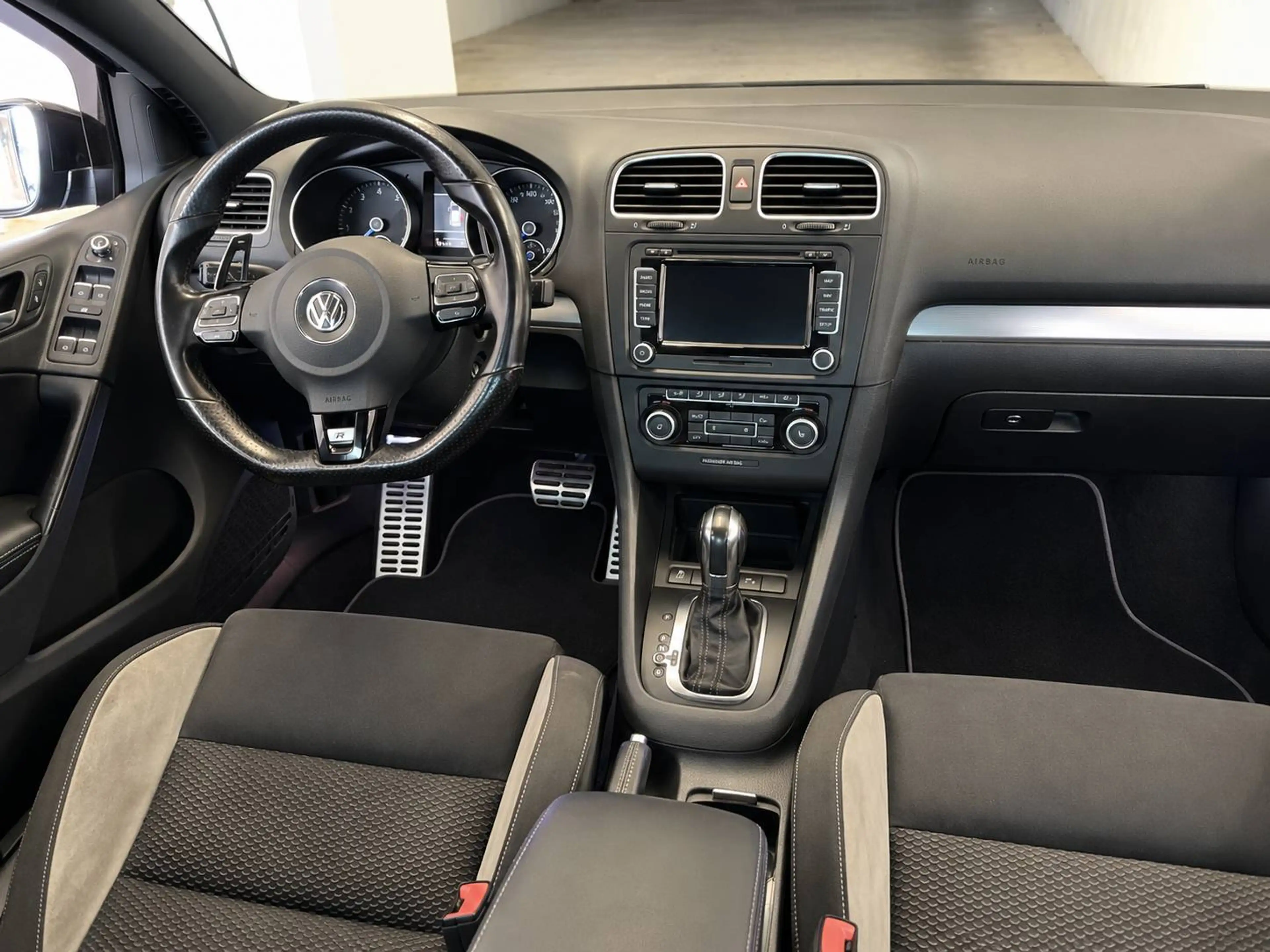 Volkswagen Golf R 2.0 TSI 4motion DSG6 / BI-XENON / LED / PDC / NAVIGATION / CLIMTRONIC / UNIQUE ! — photo 2