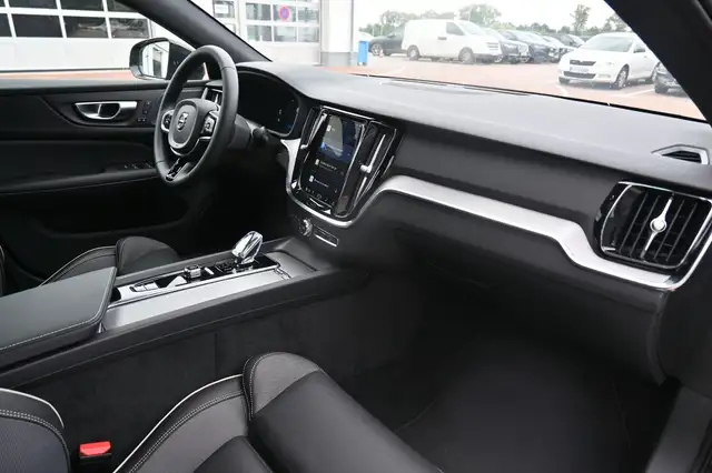 Volvo S60 view 11